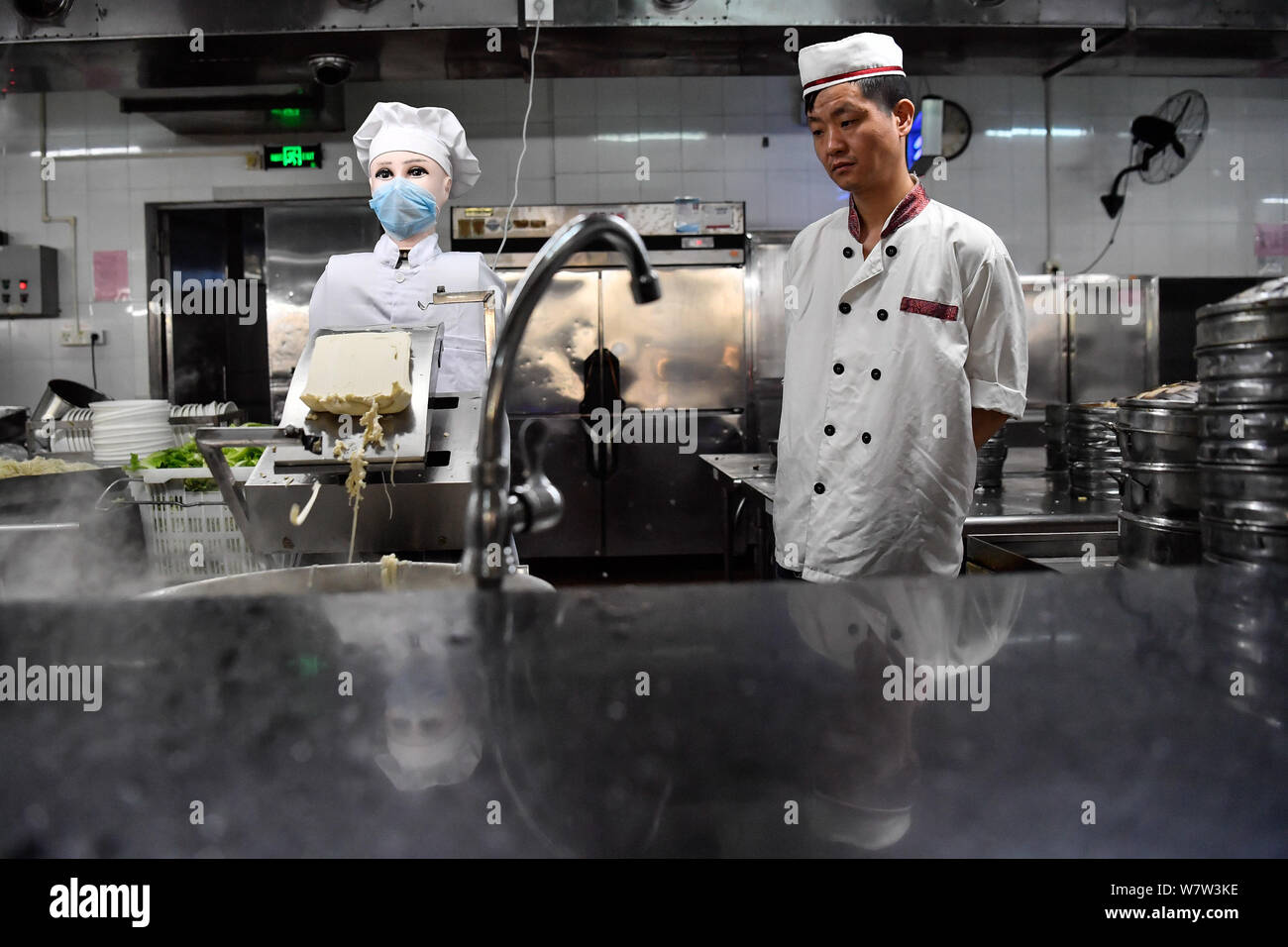 Der Roboter Schichten Nudeln in der Mensa der Universität in Guangzhou City, die südchinesische Provinz Guangdong, 28. April 2017. Der Roboter in Scheiben geschnittene Nudeln Stockfoto