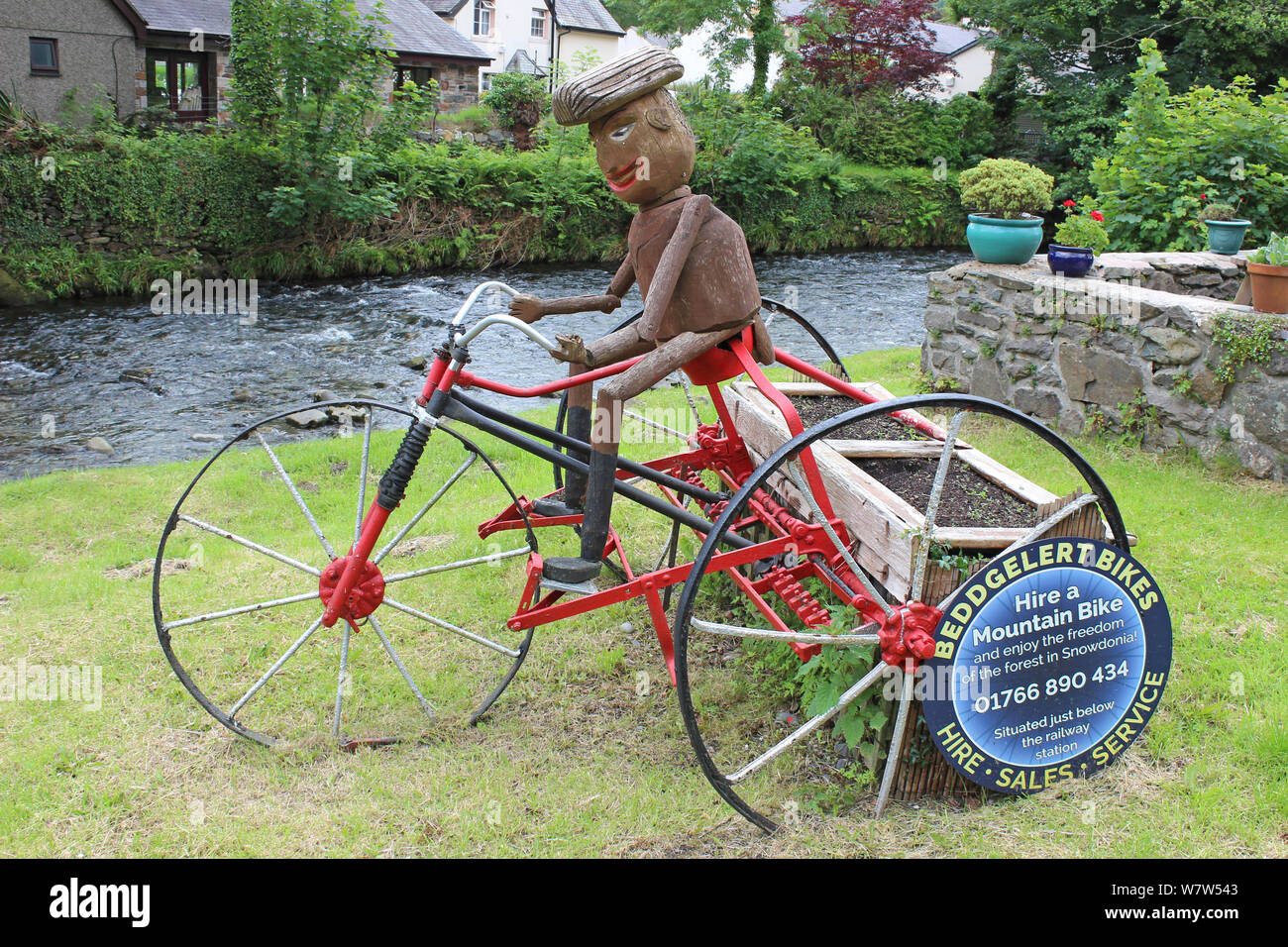 Skurrile Skulptur Werbung Beddgelert Fahrräder Stockfoto