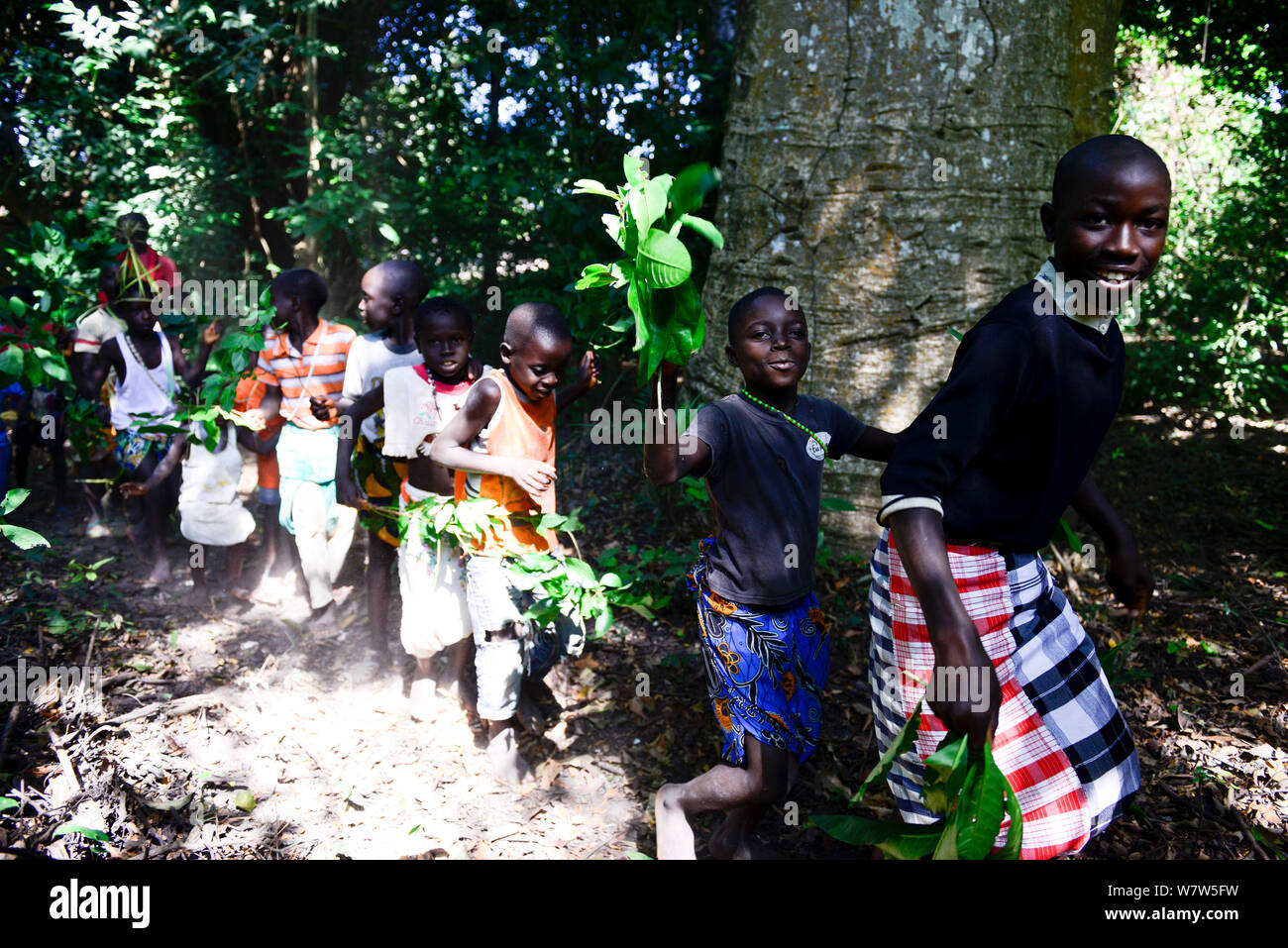 Feierliche Prozession während der Hochzeit, Ambeduco Dorf. Orango Insel, Guinea-Bissau, Dezember 2013. Stockfoto