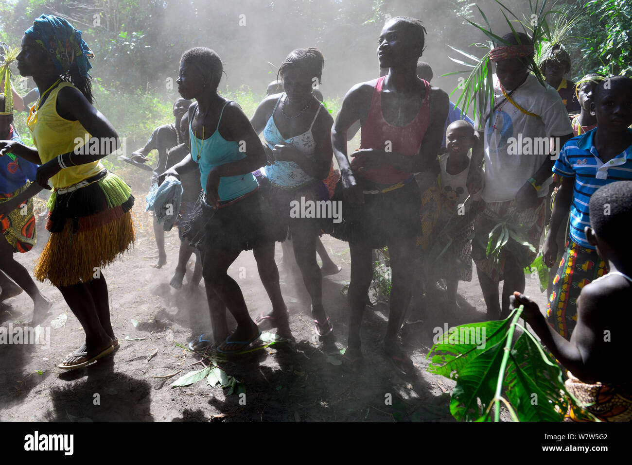 Tanz und Musik bei einer Hochzeit im Dorf Ambeduco. Orango Insel, Guinea-Bissau, Dezember 2013. Stockfoto