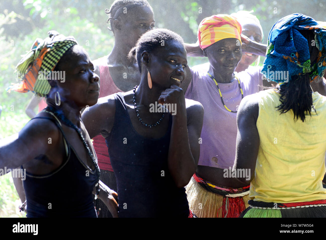 Frauen bei einer Hochzeit im Dorf Ambeduco. Orango Insel, Guinea-Bissau, Dezember 2013. Stockfoto