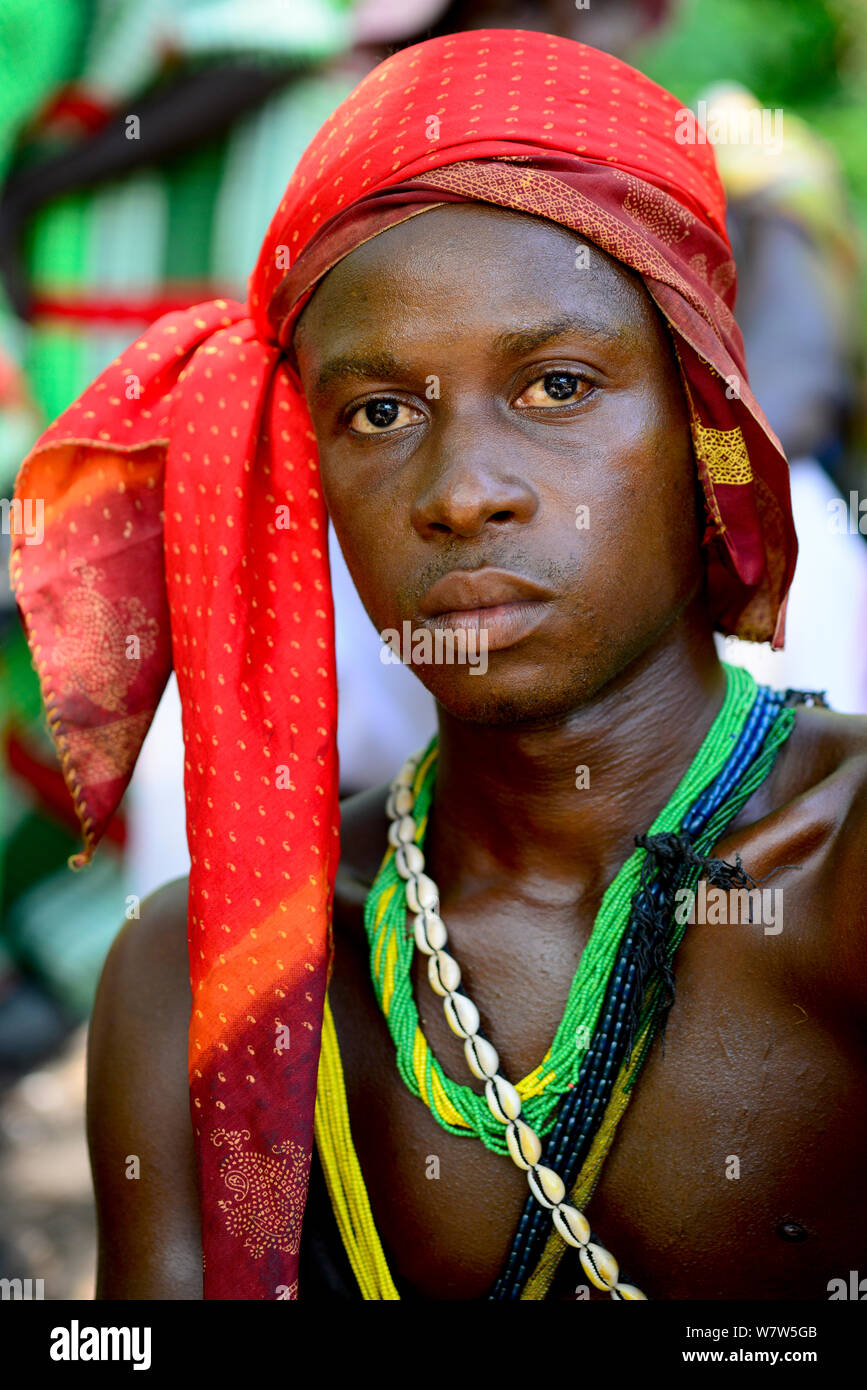 Bräutigam in traditioneller Kleidung an seiner Hochzeit im Dorf Ambeduco. Orango Insel, Guinea-Bissau, Dezember 2013. Stockfoto