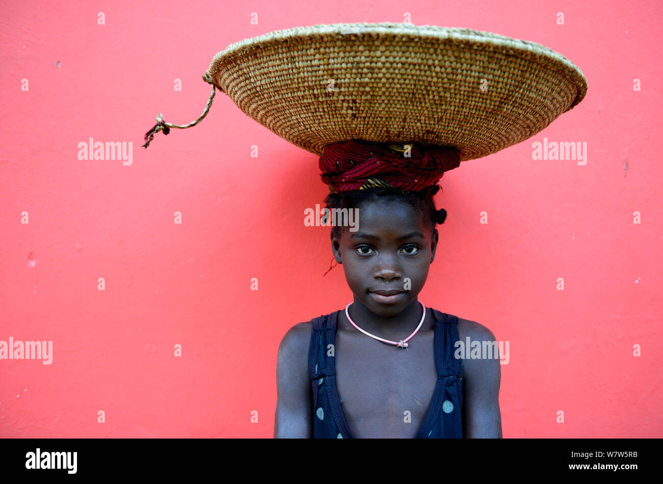 Mädchen mit Korb auf dem Kopf, Iemberem Dorf, cantanhez Nationalpark, Guinea-Bissau, Dezember 2013. Stockfoto