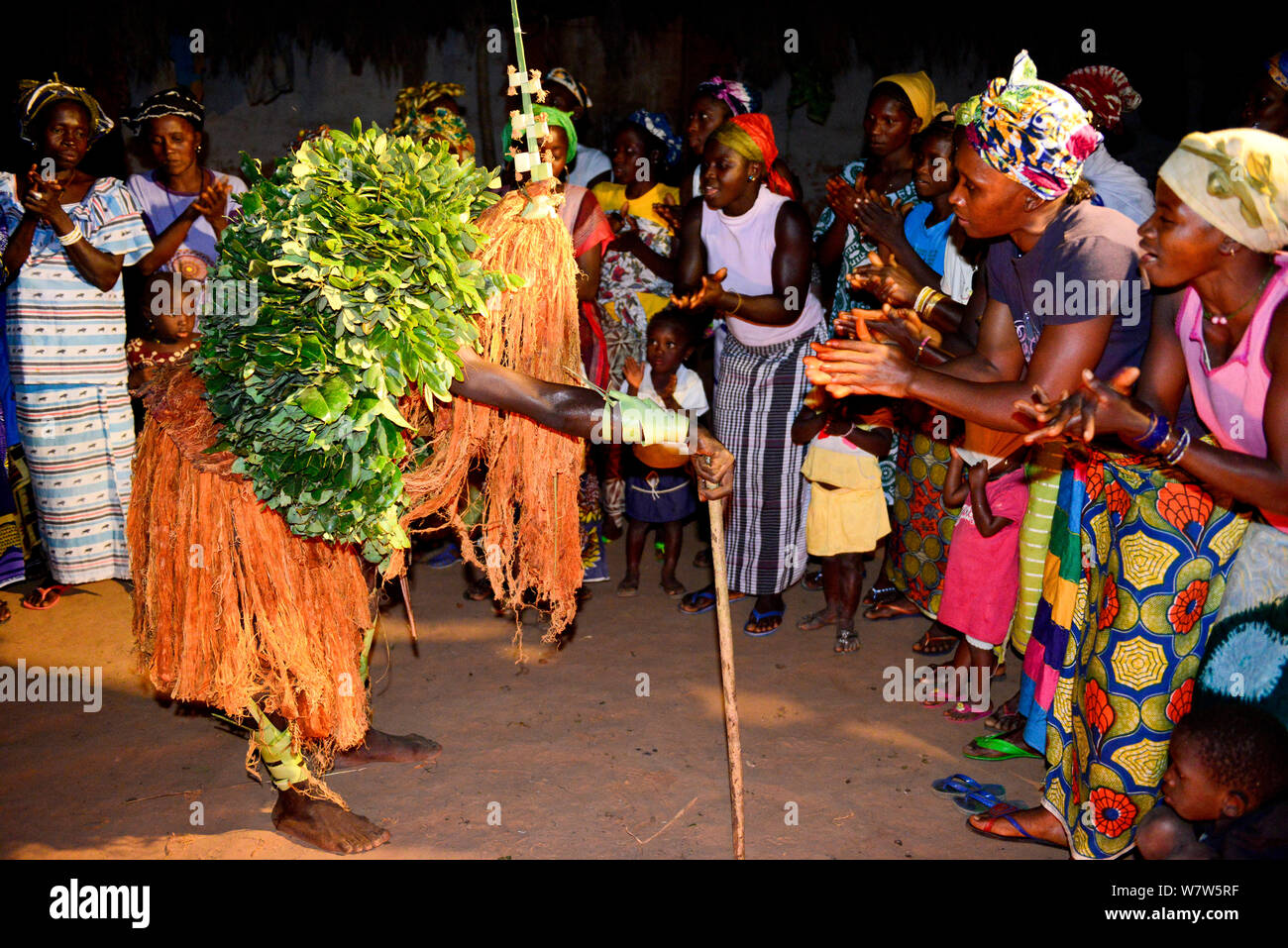 Traditioneller Tanz von Tanda Menschen, Iemberem Dorf, Cantanhez Nationalpark, Guinea-Bissau, Dezember 2013. Stockfoto