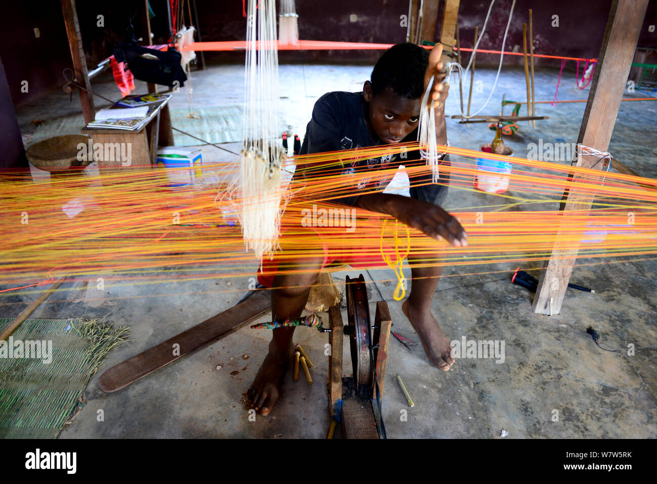 Man weben auf in Quinhamel, Guinea-Bissau, Dezember 2013 Webstuhl. Stockfoto