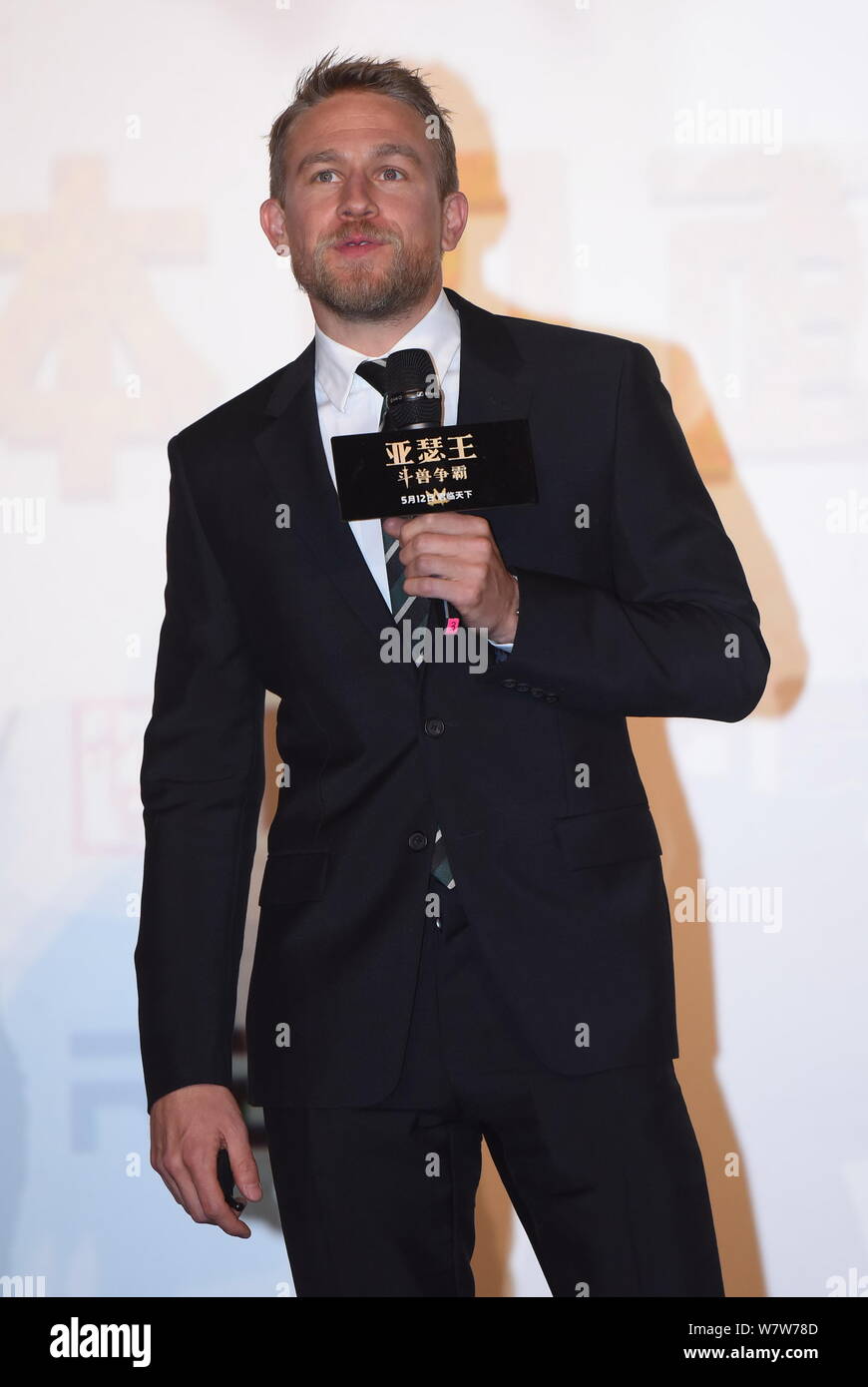 Englisch Schauspieler Charlie Hunnam besucht eine Pressekonferenz für seinen Film "King Arthur: Legende von dem Schwert" in Peking, China, 21. April 2017. Stockfoto