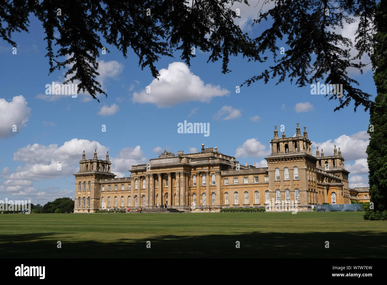 Auf der Suche über den Rasen zum Blenheim Palast Stockfoto
