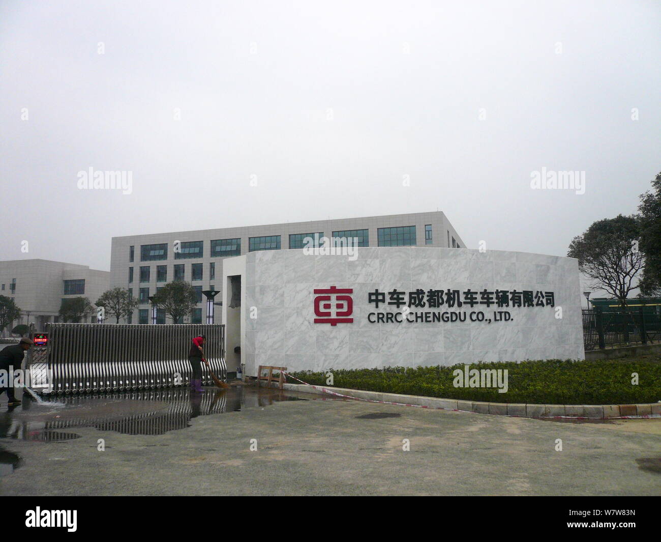 ------ Chinesische Mitarbeiter sind vor crrc Chengdu Co., Ltd. von Crrc (China Eisenbahnrollmaterial Corporation) in Chengdu City, Südwesten Kinn gesehen Stockfoto