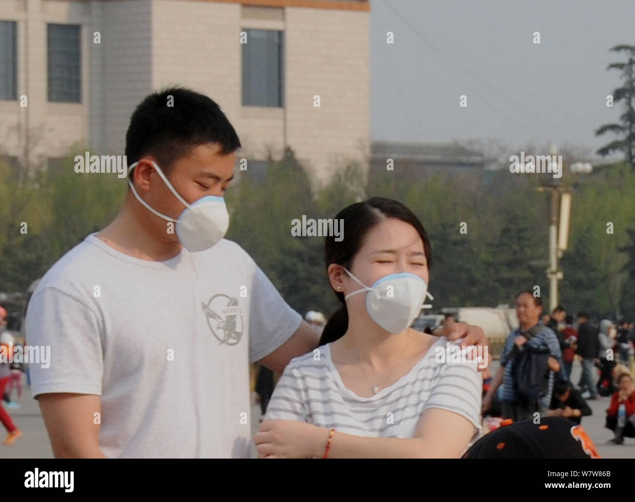 Die Touristen tragen Gesichtsmaske gegen die Verunreinigung der Luft besuchen Sie den Tian'anmen Platz in schweren Smog in Peking, China, 3. April 2017. Peking wurde vom Himmel fallen Stockfoto