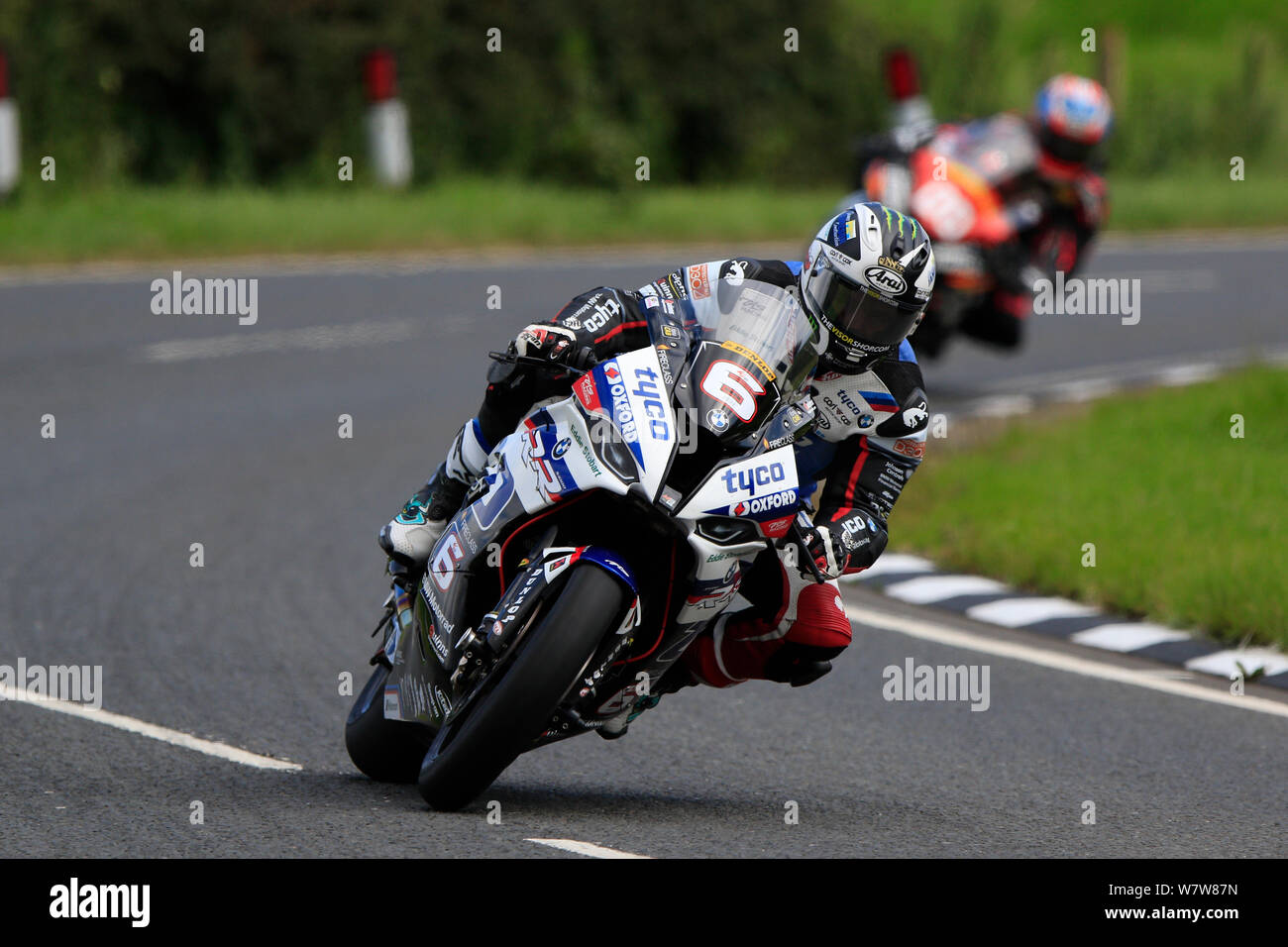 Stromkreis Dundrod, Belfast, Nordirland. 7 Aug, 2019. Ulster Grand Prix Straße Rennen, Praxis Tag; Michael Dunlop (TYCO BMW) konnte nur verwalten 8. Schnellste vor der Eröffnung Superbike Sitzung wurde durch den Regen aufgehalten - redaktionelle Verwendung. Credit: Aktion plus Sport/Alamy leben Nachrichten Stockfoto