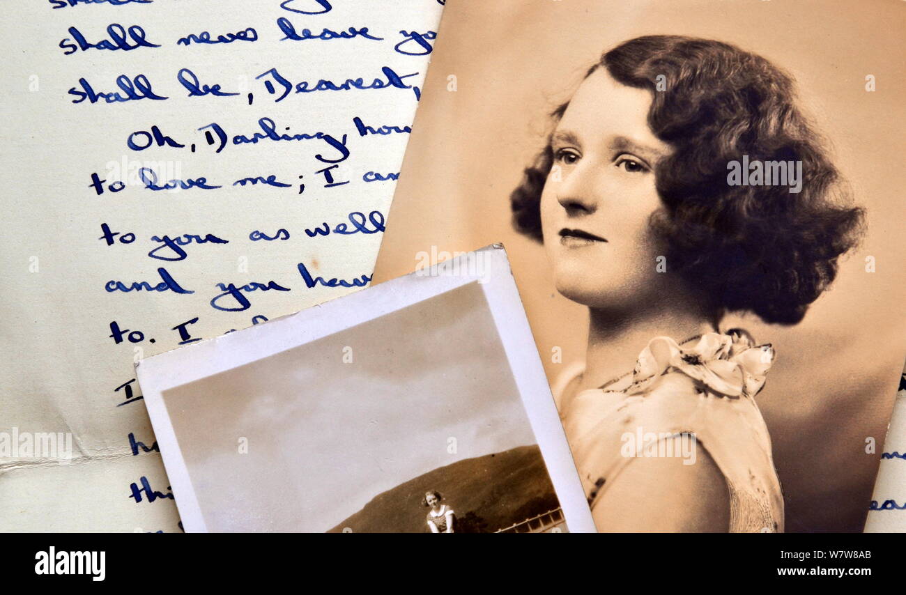 Alte schwarz-weiß Fotografien auf handschriftliche einen alten 1940er schreiben Stockfoto