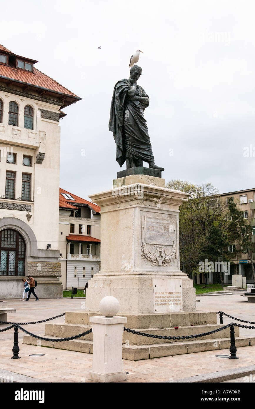 Constanta, Rumänien. April 19, 2019 Central Square in Augusta in Constanta. Die Statue des römischen Dichters Ovid und das Museum der Geschichte. Eine kalte, dunkle EIN Stockfoto