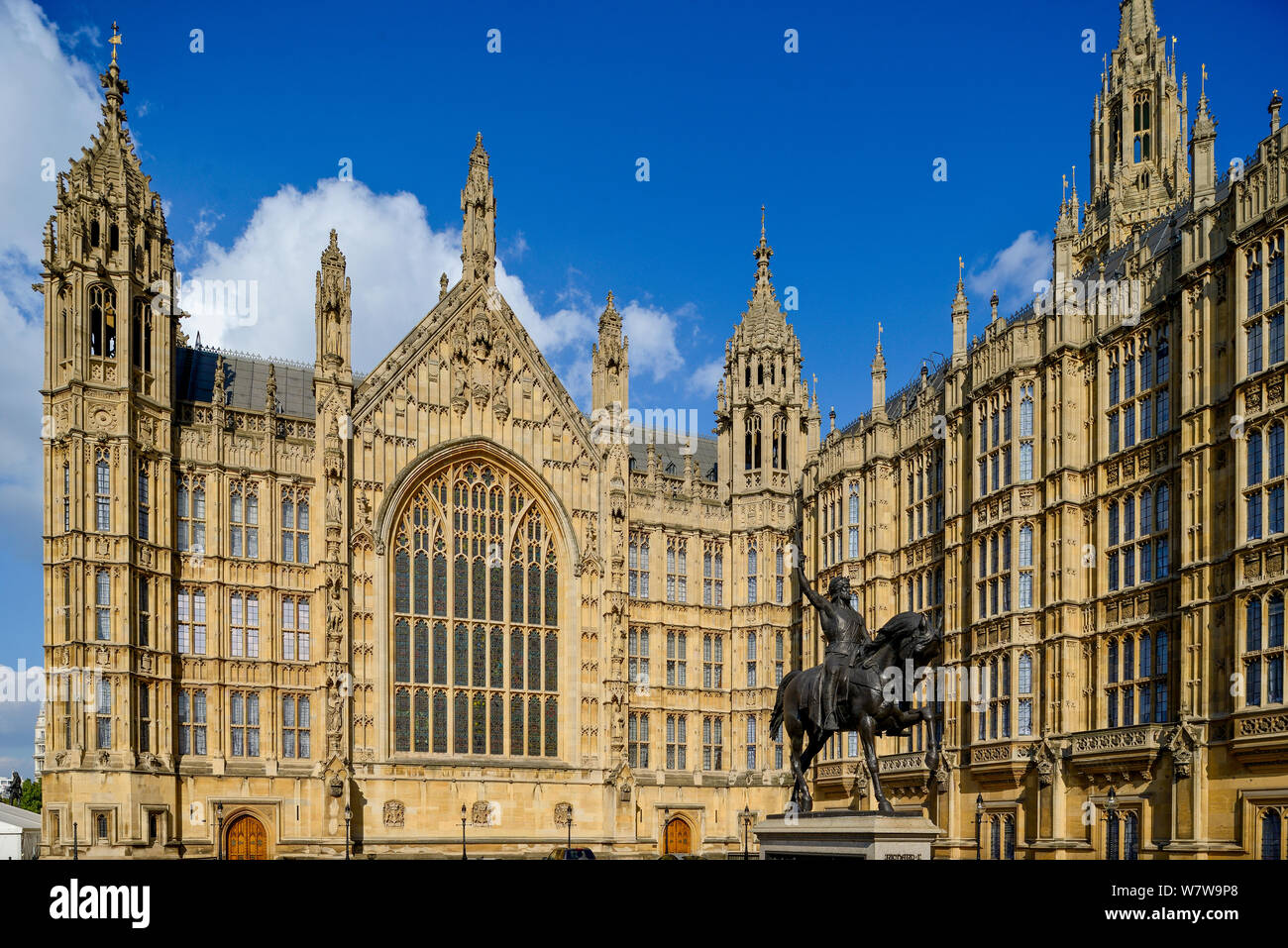 Blauer Himmel über den Palast von Westminster und das Alte Schloss Hof mit der Statue von Richard Löwenherz Stockfoto