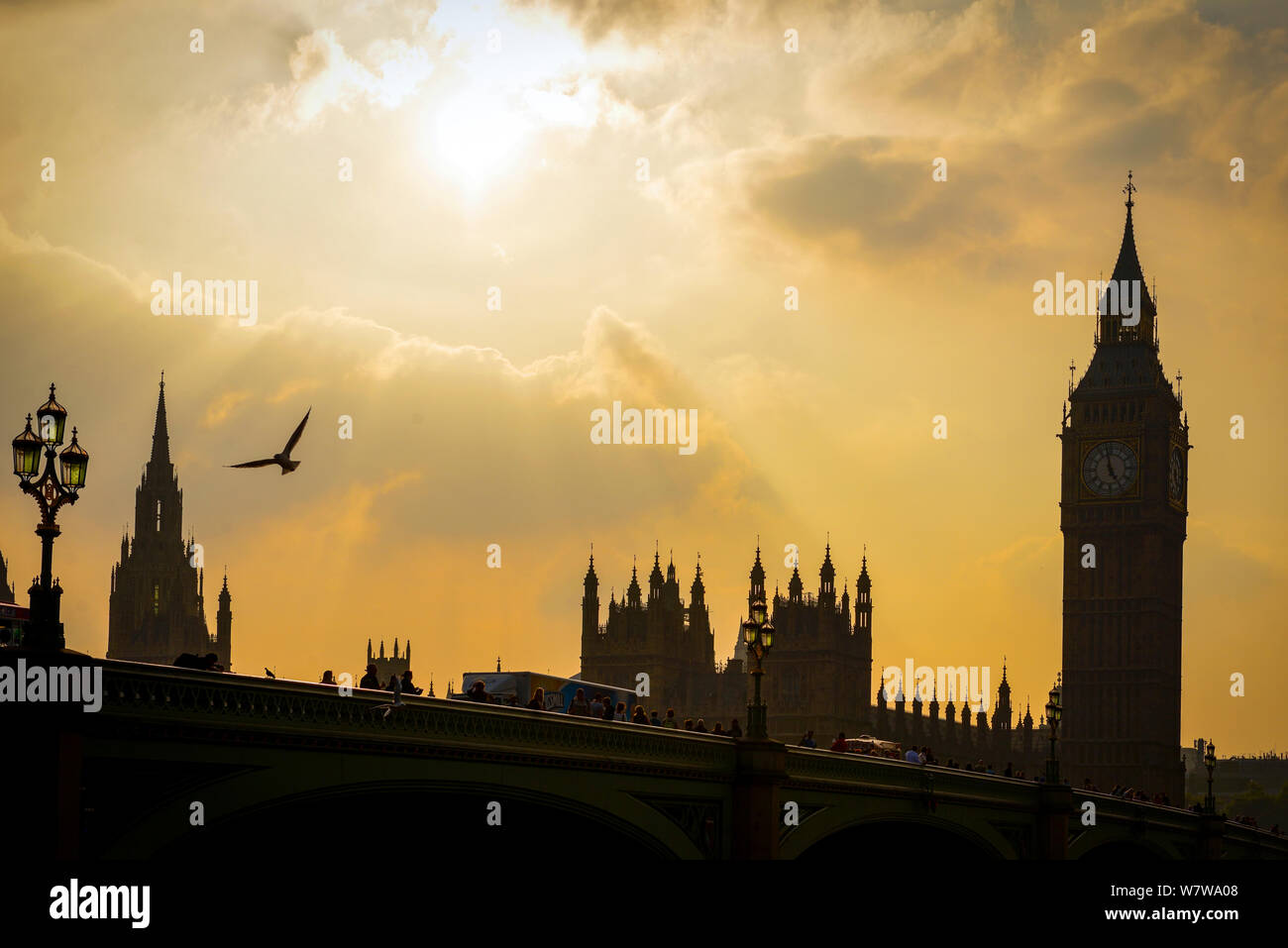Die Sonne hinter den Houses of Parliament und Big Ben im Palast von Westminster, London Stockfoto