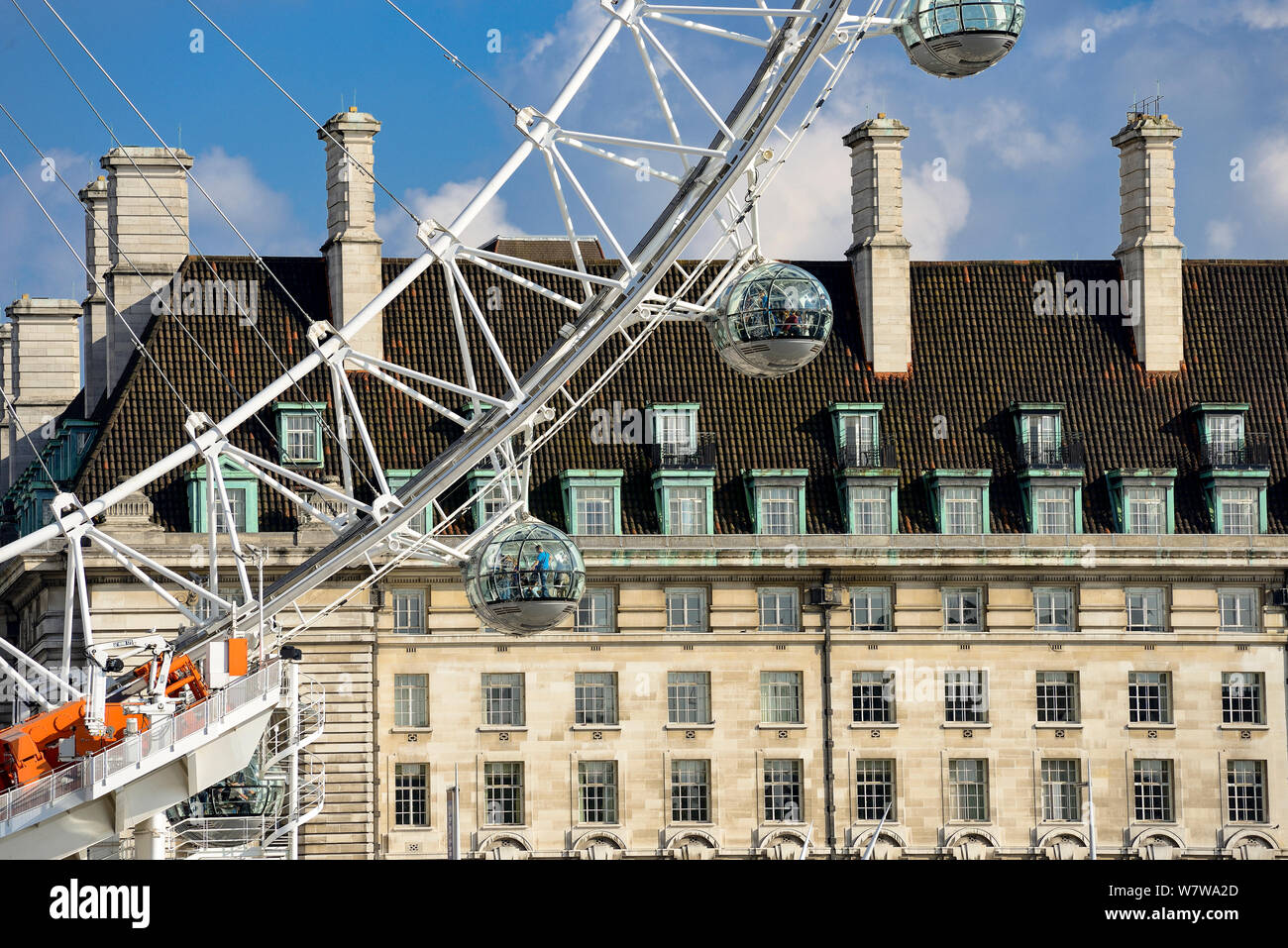 Das London Eye Aussichtsrad und der County Hall Hotel, London Stockfoto