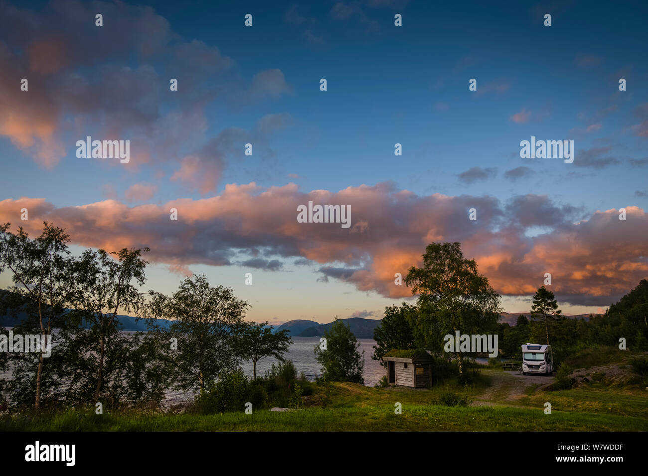 Wohnmobil an der Seite von Sognefjord um Mitternacht, Norwegen. Stockfoto