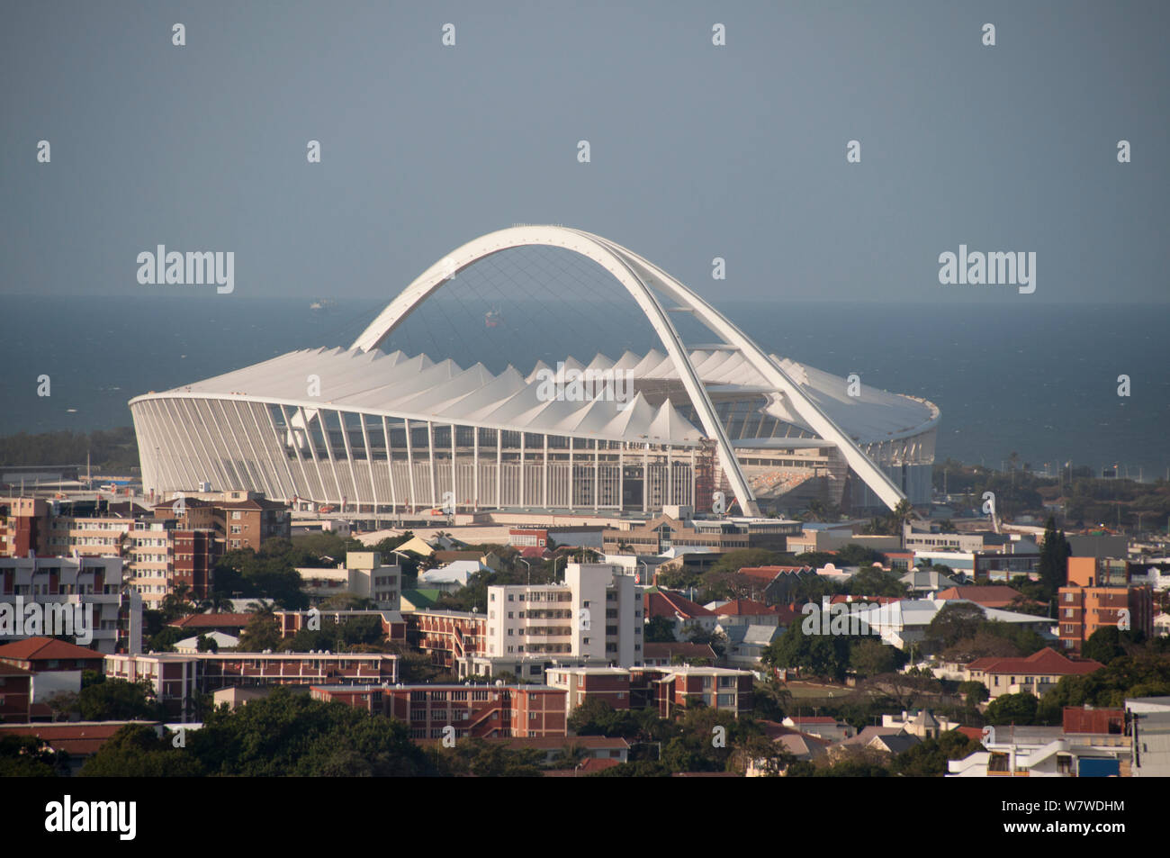 Moses Mabhida Stadion hoch über Häuser und Wohnblocks, KwaZulu-Natal, Durban, Südafrika, August 2009. Stockfoto