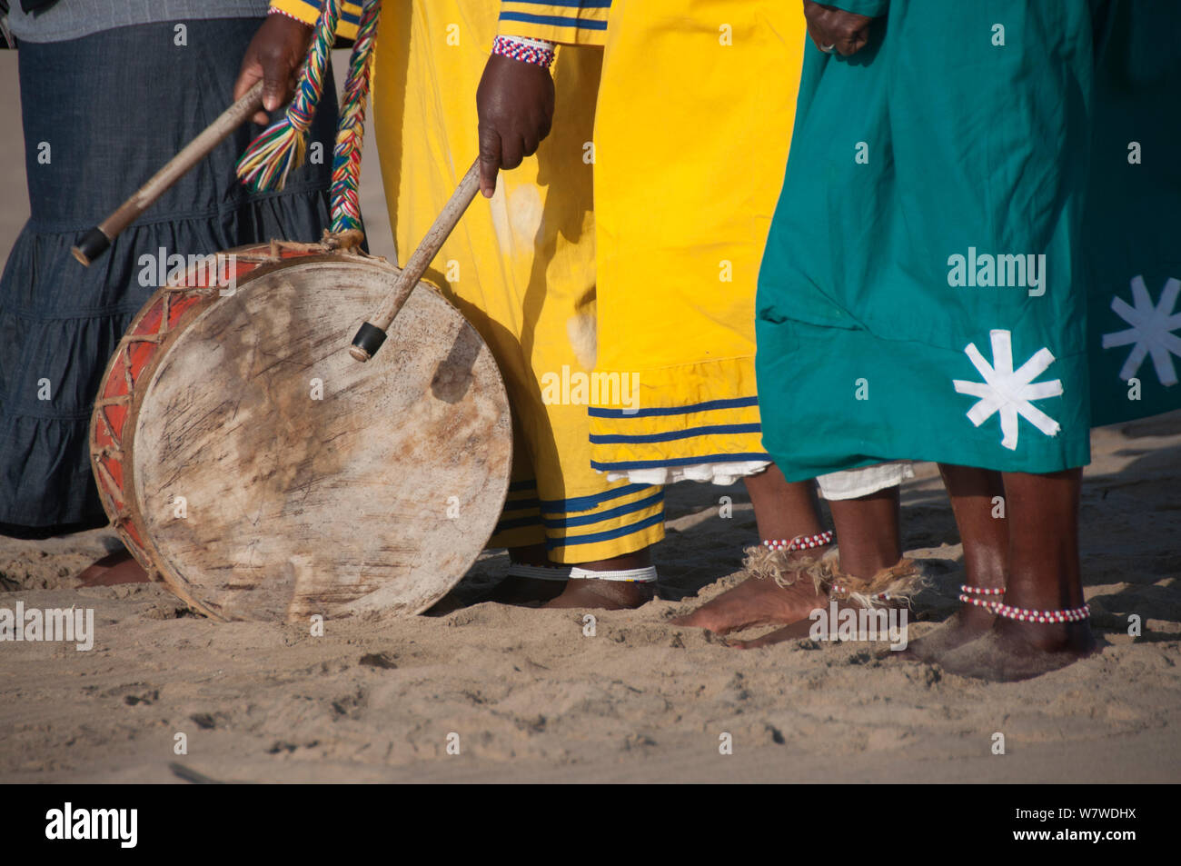 Trommel auf Masse durch eine traditionelle Heiler während am frühen Morgen Taufe gespielt wird, Strand von Durban, KwaZulu Natal, Südafrika, August 2009. Stockfoto