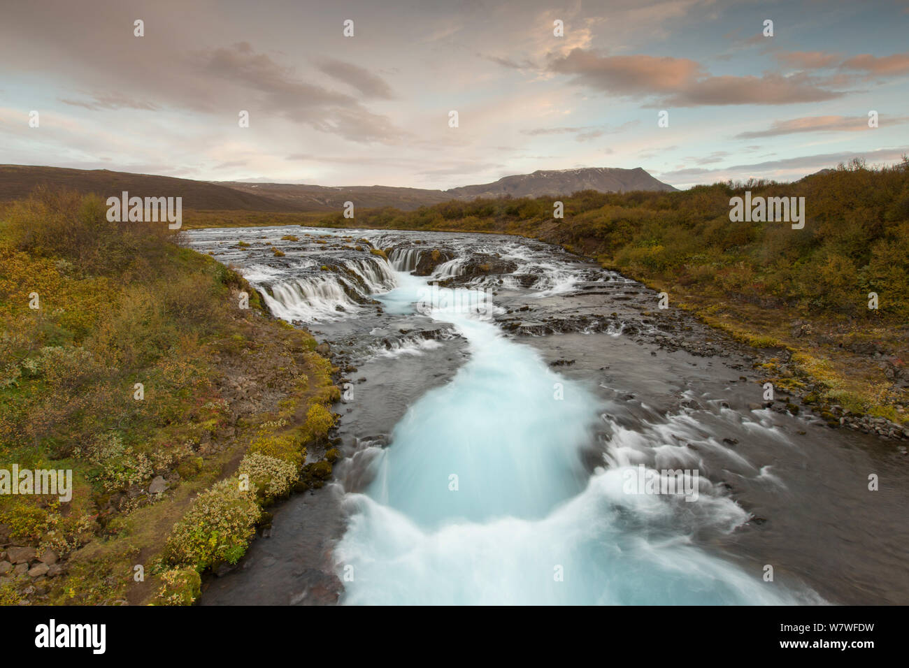 Bruarfoss Wasserfall in der Dämmerung mit Stromschnellen, Island, September 2013. Stockfoto