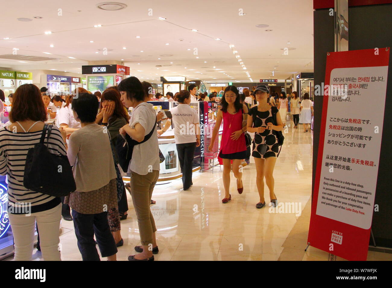 - - - - Kunden, von denen die meisten Chinesen, Shop mit einer Lotte Duty Free Shop in Seoul, Südkorea, 23. Juli 2012. Südkorea die Tourismusindustrie hat Stockfoto