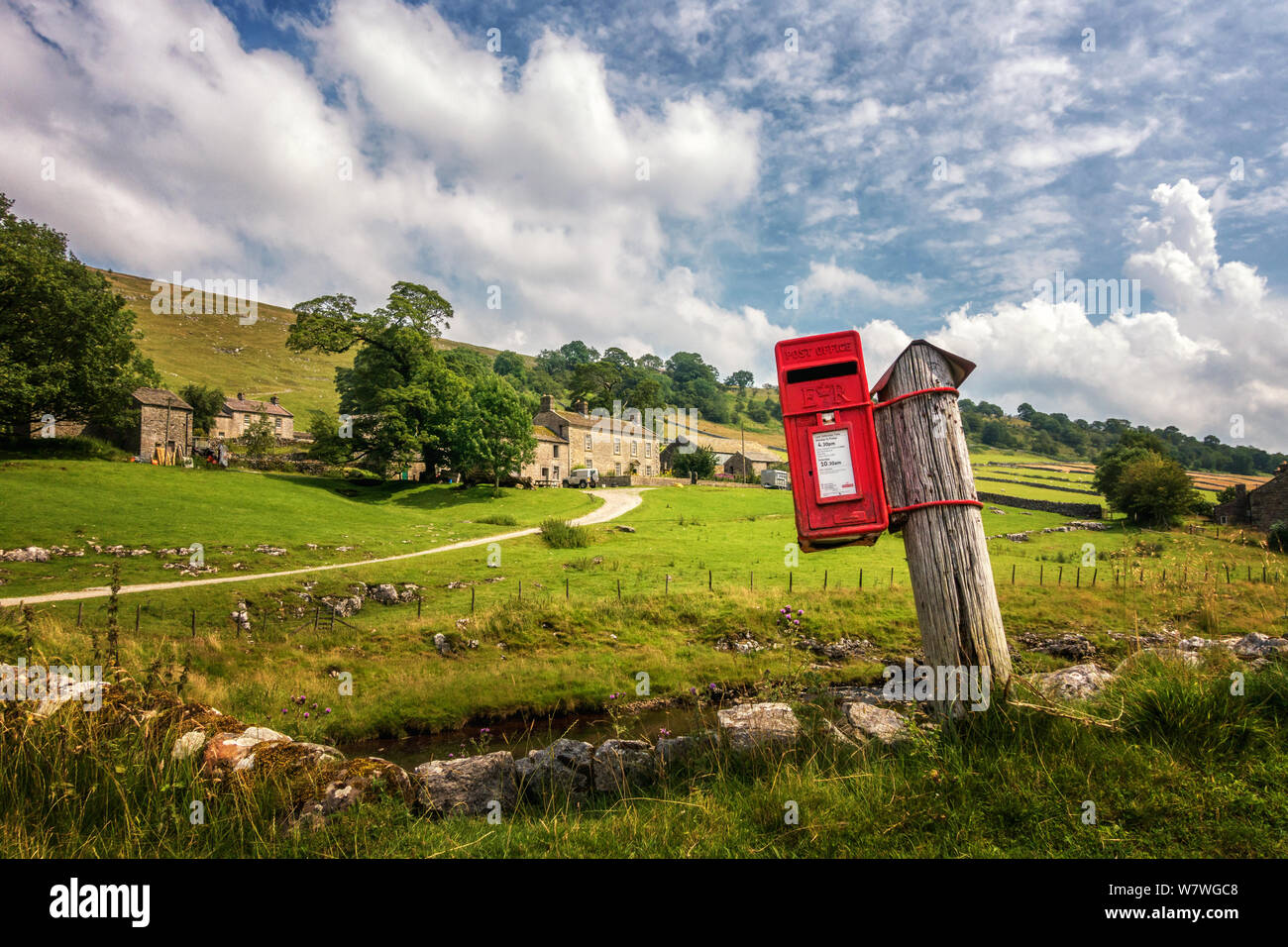 UK Landschaften: Atemberaubende Landschaft des malerischen roten Briefkasten an entfernten Yockenthwaite Weiler, Yorkshire Dales Stockfoto