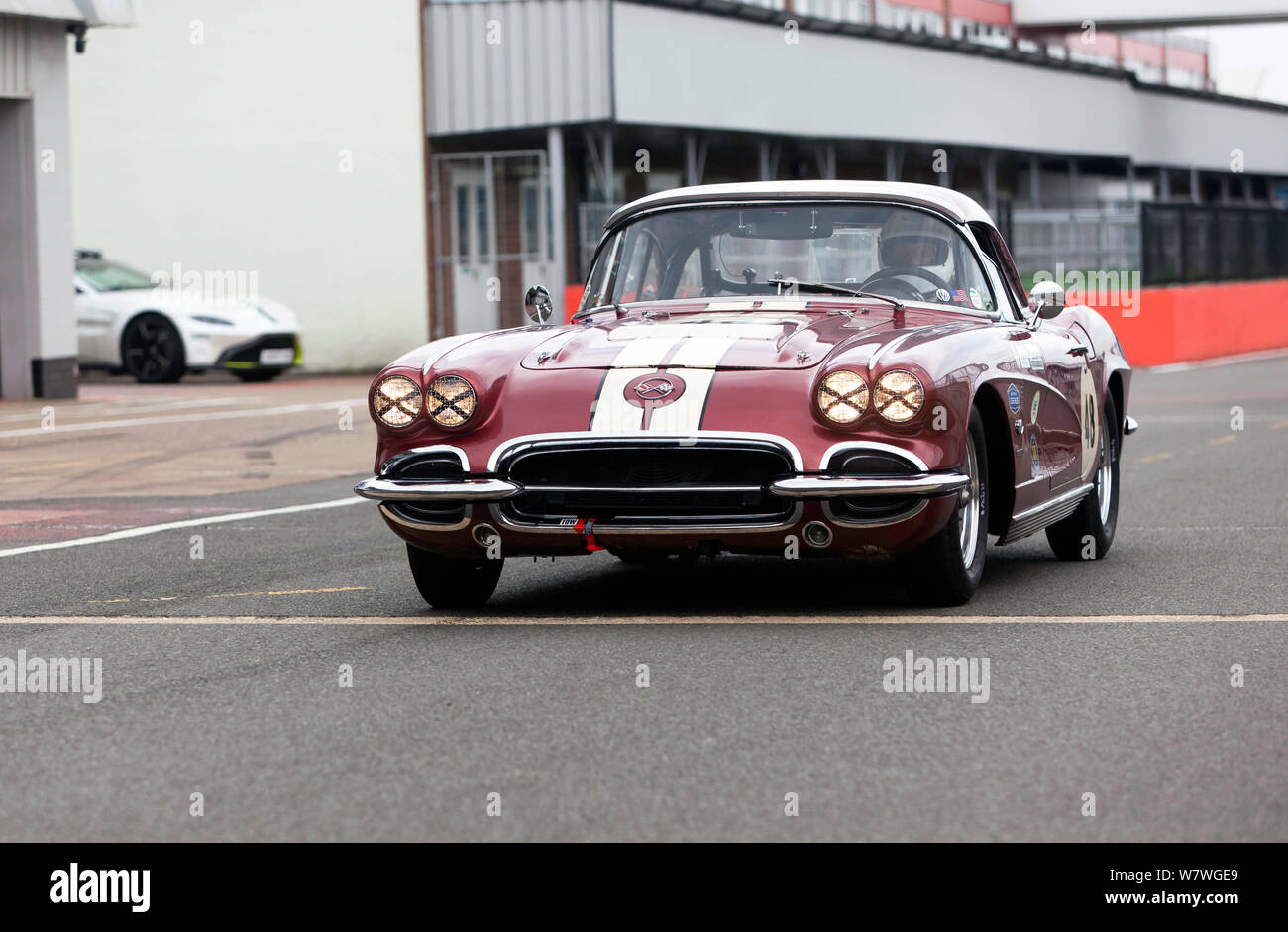 Peter James fährt sein 1962, Chevrolet Corvette in der Boxengasse das Qualifying der RAC Tourist Trophy für historische Fahrzeuge zu starten Stockfoto