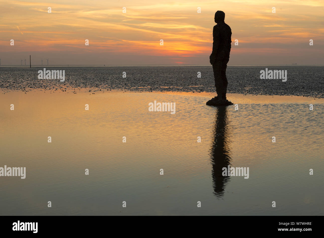 Eine Abbildung von Antony Gormley&#39;s &#39; ein anderer Platz&#39; Installation auf dem Ufer am Crosby, Merseyside, UK. April 2014. Stockfoto