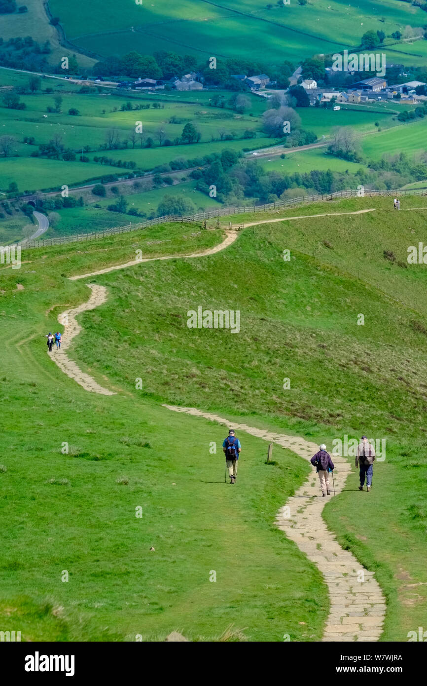 Spaziergänger auf Mam Tor, Nationalpark Peak District, Derbyshire, England, Mai 2014 Stockfoto