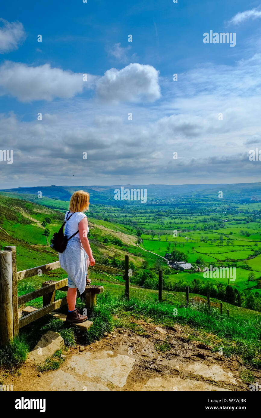 Frau Walker, die von Mam Tor der Hoffnung Tal Nr Castleton, Nationalpark Peak District, Derbyshire, England, Mai 2014 Stockfoto
