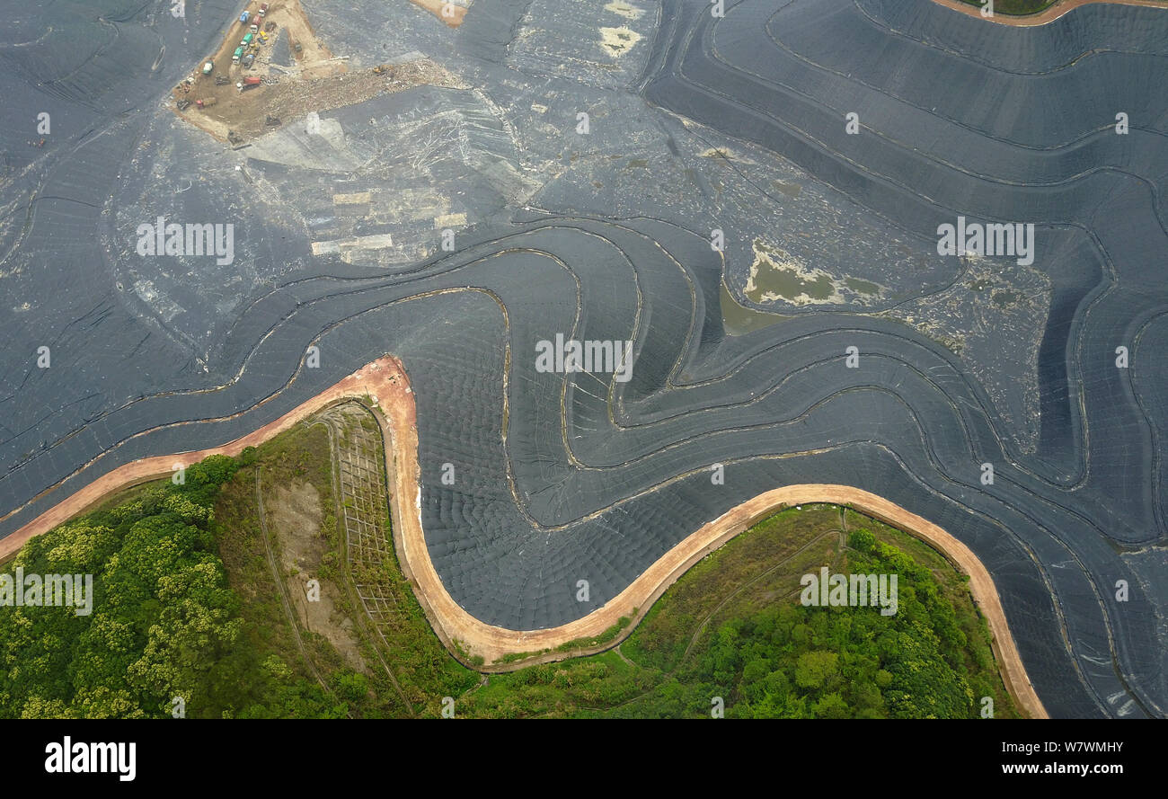 Luftaufnahme von Shenzhen die größte Deponie, der Xiaping feste Abfälle auf Deponien, in Shenzhen City, South China Guangdong Provinz, 15. April 2017. Th Stockfoto