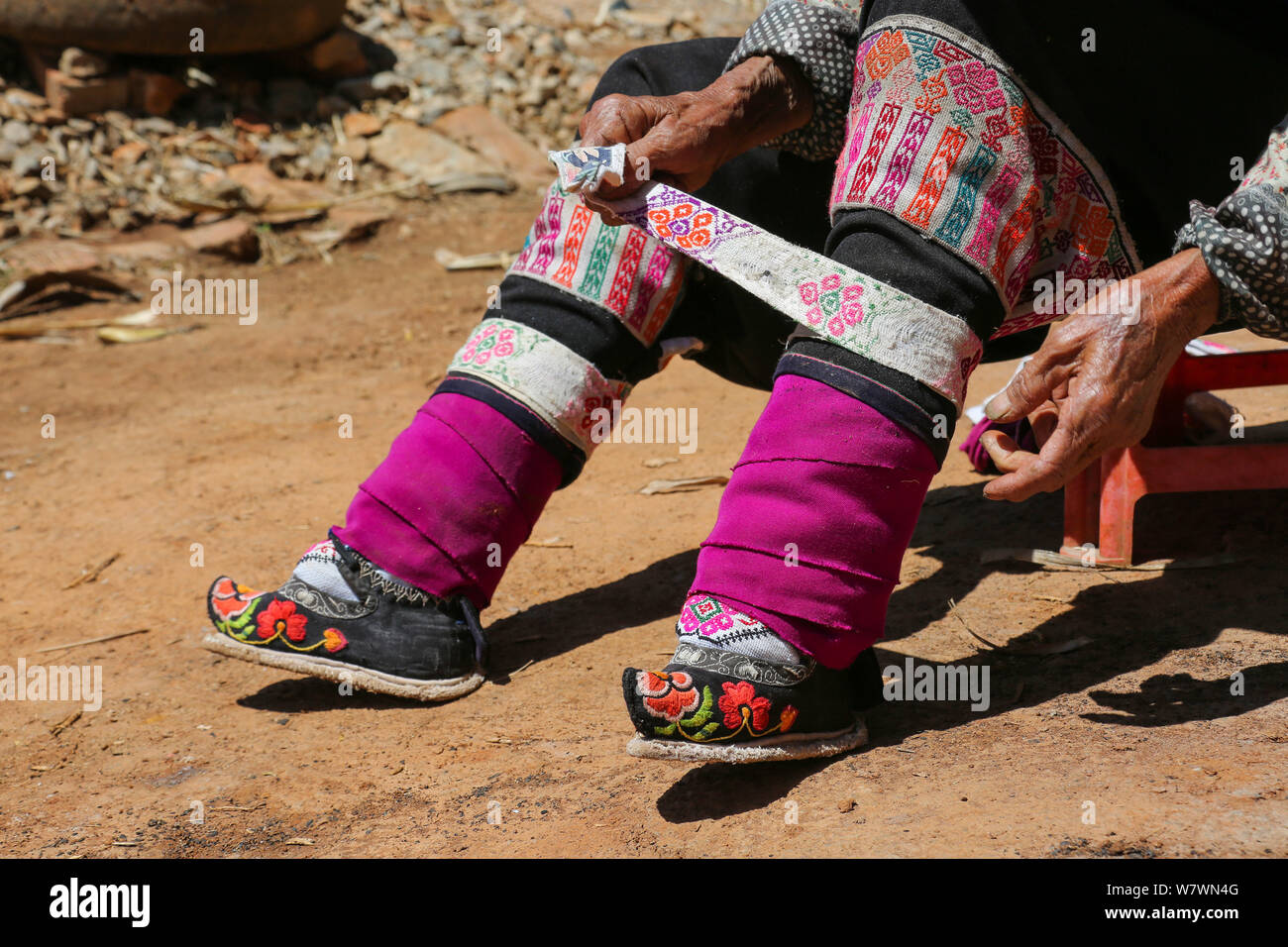 Eine ältere chinesische Frau zeigt ihre gebunden Füße in Weining Yi, Hui, und Miao autonomen Grafschaft, bijie Stadt, im Südwesten Chinas Provinz Guizhou, 19. April Stockfoto