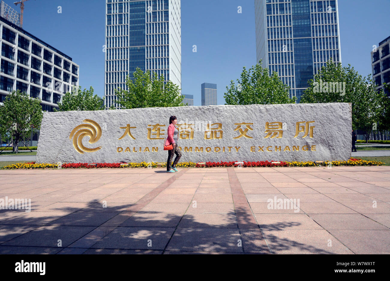 ---- Fußgänger vorbei an der Dalian Commodity Exchange in Dalian im Nordosten der chinesischen Provinz Liaoning, 30. Mai 2013. Dalian Commodity eine kooperativere Prozessverwaltung Stockfoto