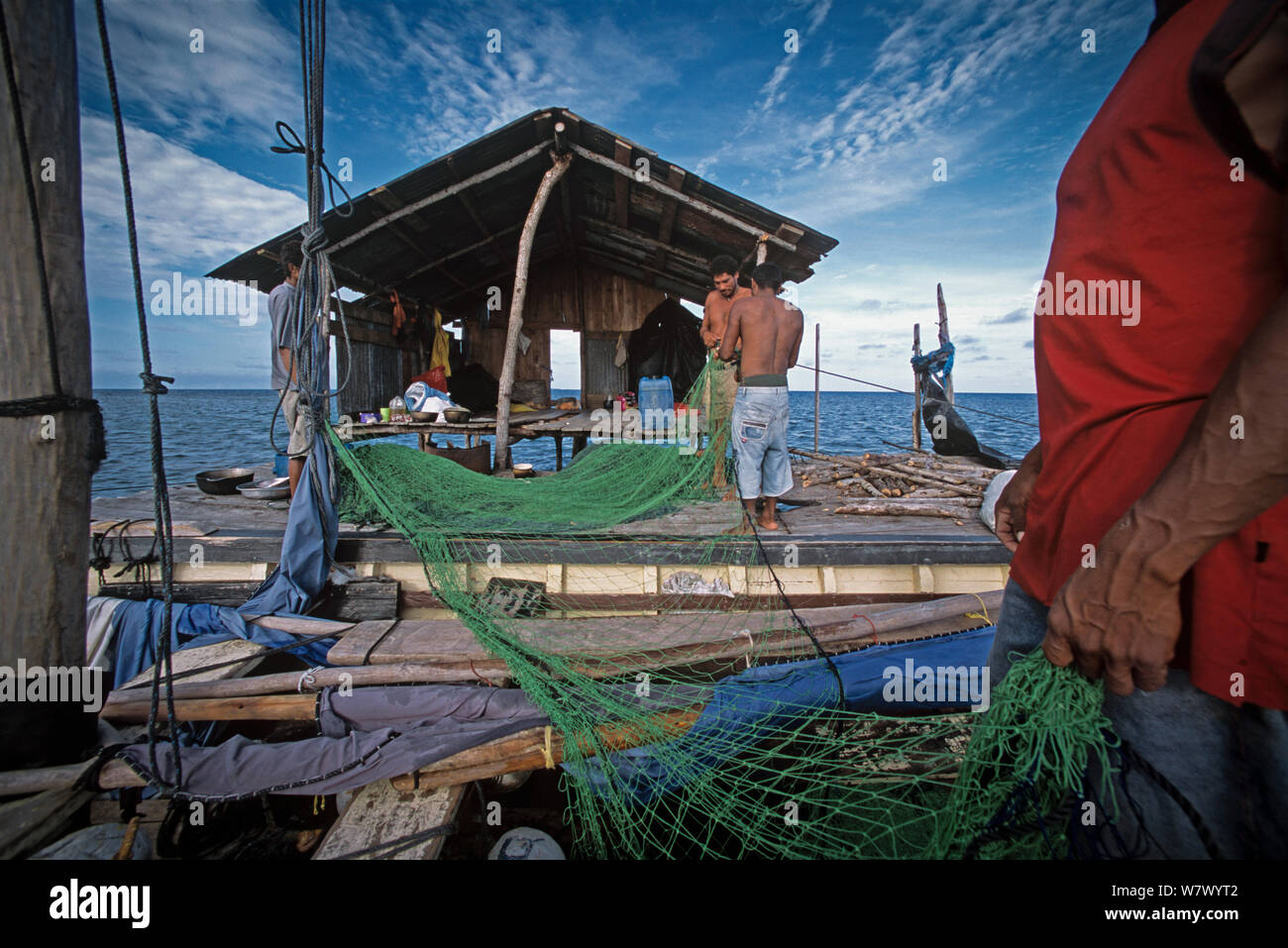 Miskito indische Fischer Vorbereitung Kiemennetzen, Puerto Cabezas, Nicaragua, Karibische Meer. Model Released. Stockfoto