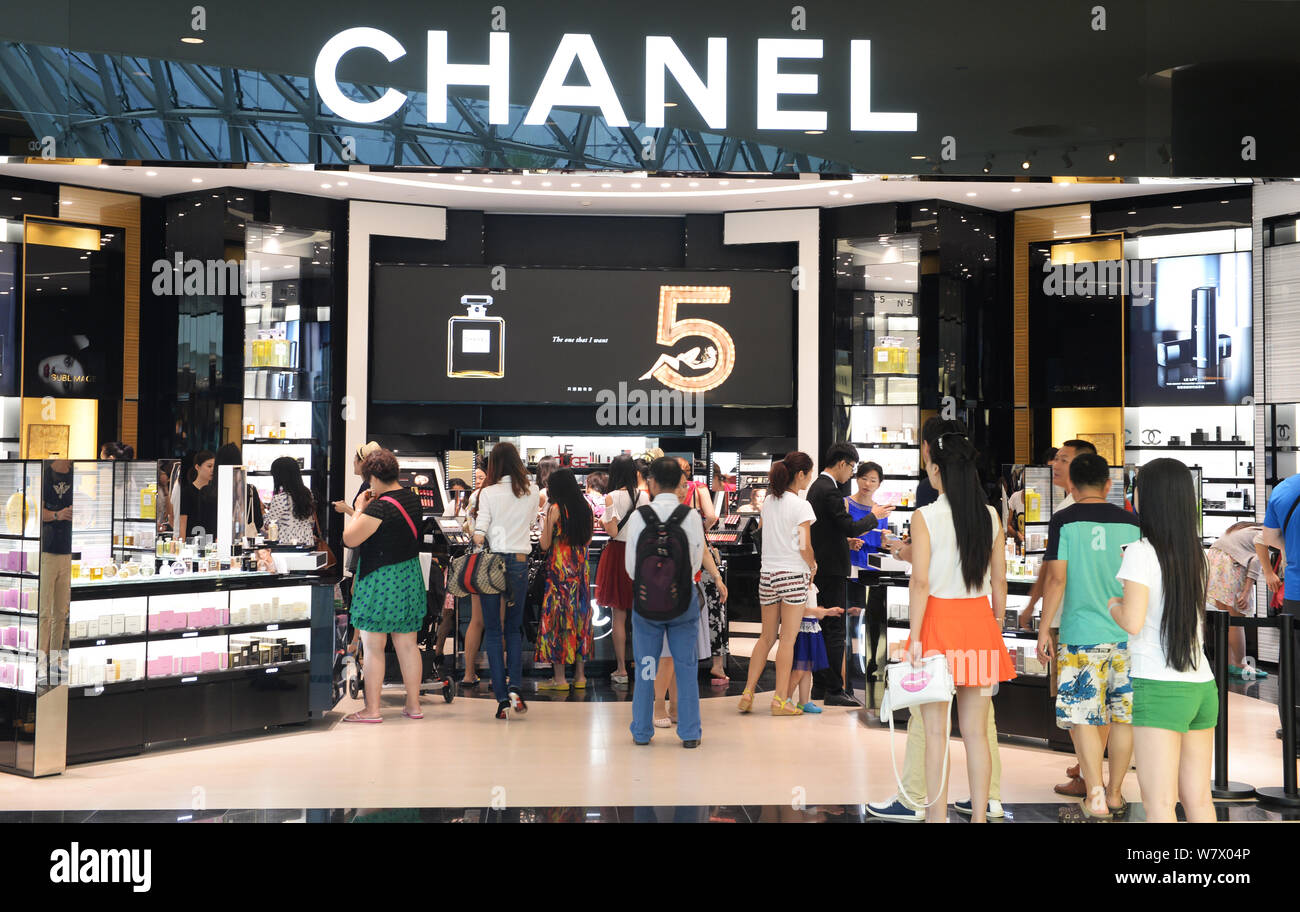 ------ Kunden an einer Boutique Chanel in einem Duty-free-Shopping Mall in Sanya City, South China Hainan Provinz, 30. November 2014. Offshore Stockfoto