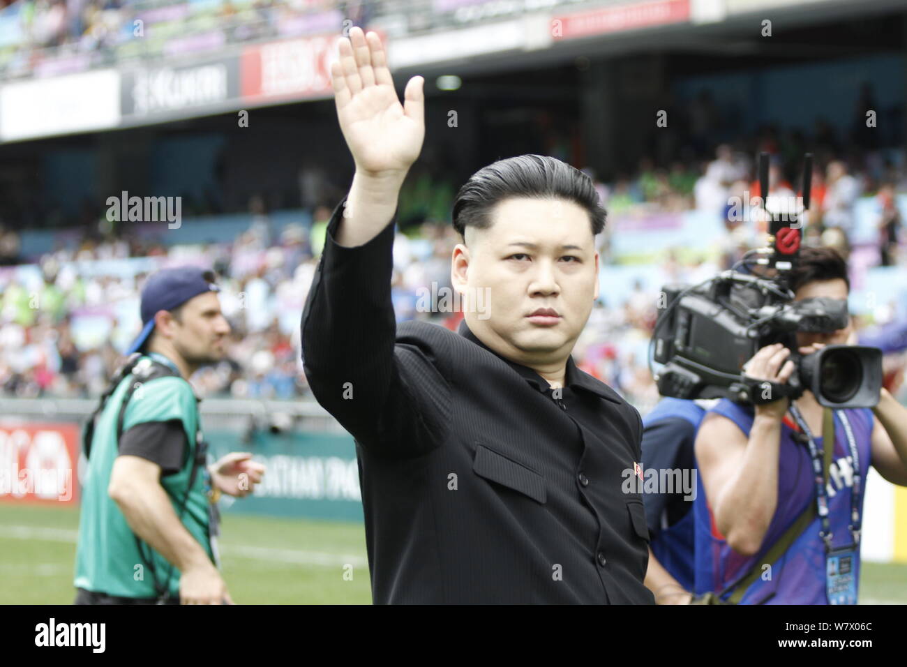 Ein Entertainer wie Kim Jong-un, Oberster Führer der Demokratischen Volksrepublik Korea (DVRK), Wellen während der Hong Kong Sevens 2017 in H Stockfoto