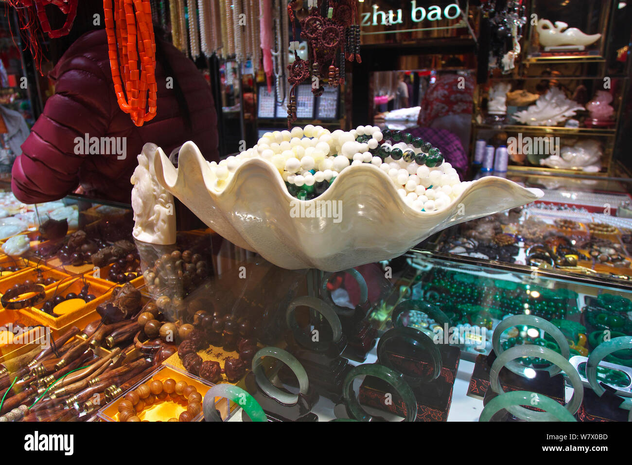 Riesenmuschel (Tridacna gigas) Shell für den Verkauf auf dem Markt, Stadt Haikou, Hainan Provinz, China, Asien. Januar. Stockfoto
