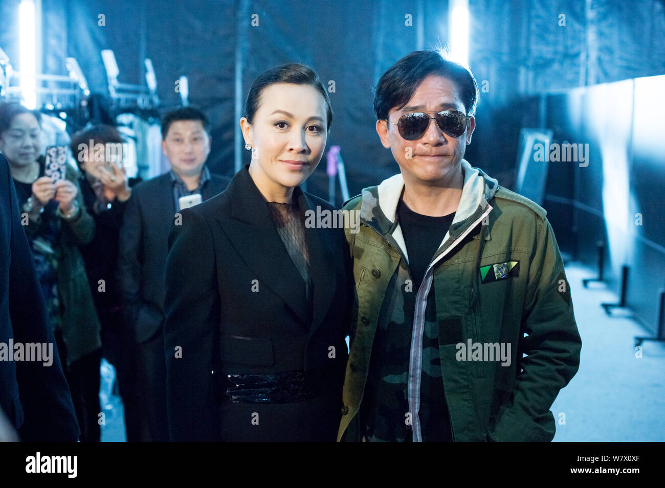 Hong Kong Schauspielerin Carina Lau, Links, und ihr Ehemann Schauspieler Tony Leung Chiu Wai, stellen während der Modenschau der Lau der eigenen Marke Anirac während der Shang Stockfoto