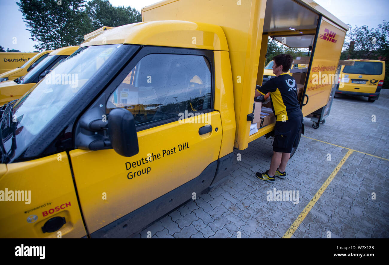 Wittenburg, Deutschland. 07 Aug, 2019. Paketdienst Ute Eissing Lasten der elektrisch angetriebenen Transporter treetscooter" bei der Deutschen Post. Der 14.300 Fahrzeuge durch die Deutsche Post in Deutschland betrieben, rund 9.000 sind elektrisch Lieferwagen mit Strom versorgt. Neben der "treetscooter', 3.000 e-bikes sind auch in Verwendung. Credit: Jens Büttner/dpa-Zentralbild/ZB/dpa/Alamy leben Nachrichten Stockfoto