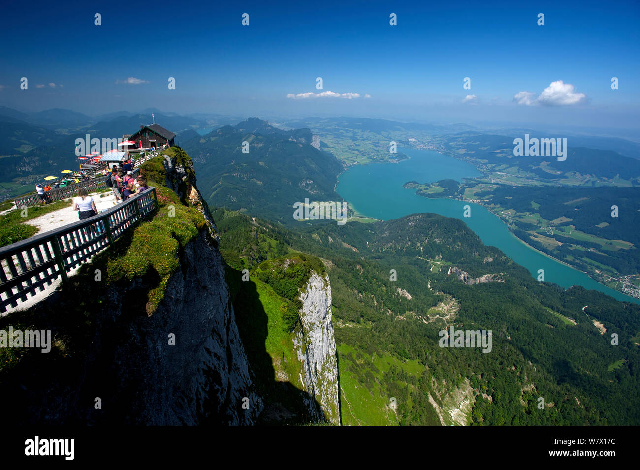 Mondsee von der Spitze des Mount Shafberg mit touristischen Einrichtungen gesehen im Sommer. Österreich, Juli 2013. Stockfoto