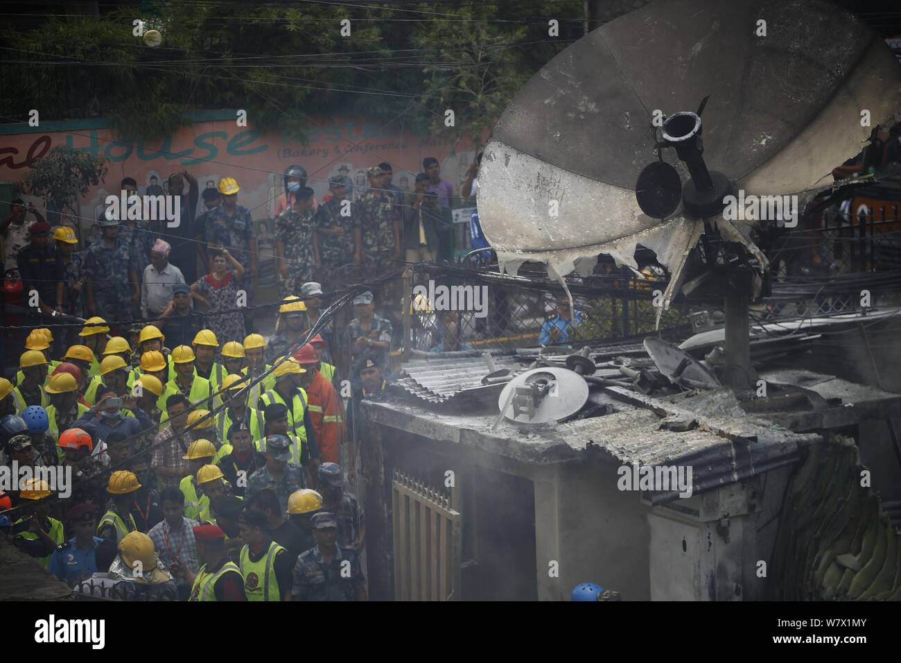 Kathmandu, Nepal. 7 Aug, 2019. Nepalesische Sicherheitskräfte und Feuerwehrmänner begießen, einen Brand in einem Gebäude in Kathmandu, Nepal, am Aug 7, 2019. Es wurden keine menschlichen Opfer in der Vorfall gemeldet. Credit: Sulav Shrestha/Xinhua Quelle: Xinhua/Alamy leben Nachrichten Stockfoto