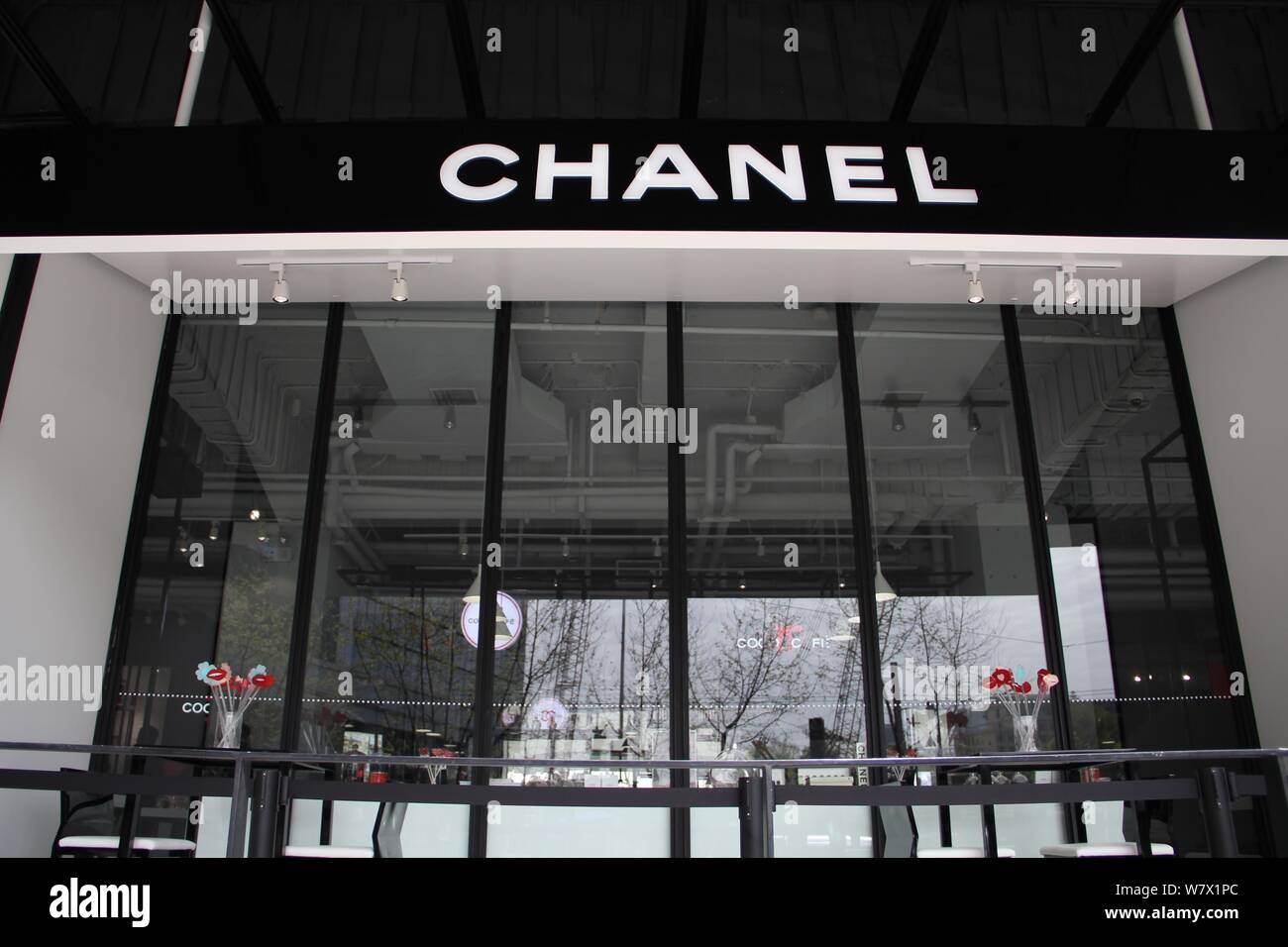 Blick auf die Coco Chanel Cafe auf der West Nanjing Road in Shanghai, China, 12. April 2017. Chanel ist für das Hosting einer zeitlich begrenzten Cafe in Shanghai, aber sie gewann' Stockfoto