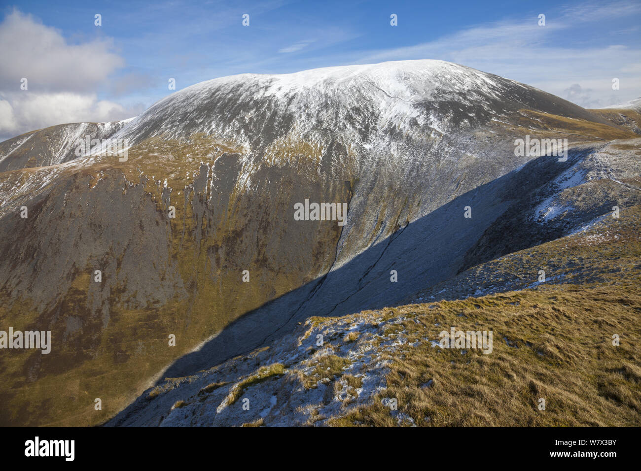 Skiddaw, mit Abstauben des Schnees im Winter Nationalpark Lake District, Cumbria, UK. Februar 2014. Stockfoto