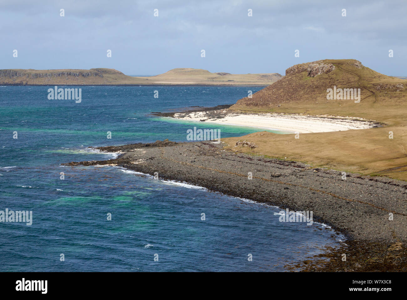 Claigan&#39; Coral Beach&#39;, die Strände sind nicht wirklich Coral, aber aus gebleichtem Skelette von einem roten Coraline gebildet Algen (Lithothamnion corallioides) bekannt als maerl. Claigan, Isle of Skye, Innere Hebriden, Schottland, Großbritannien. April. Stockfoto