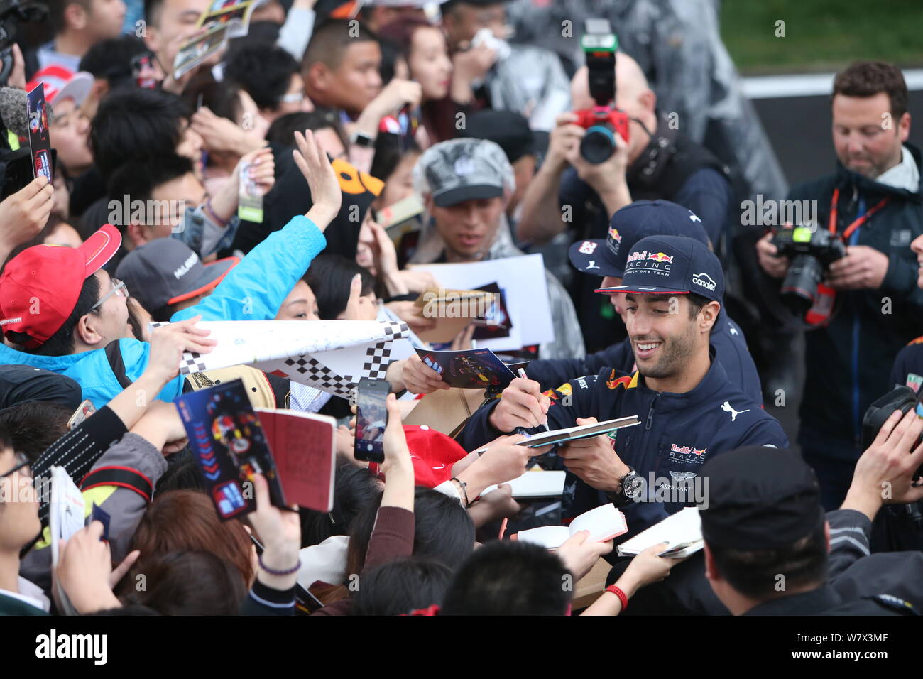 Australische F1 Fahrer Daniel Ricciardo von Red Bull Racing Autogramme für die Fans auf dem Shanghai International Circuit vor 2017 Formel 1 C Stockfoto
