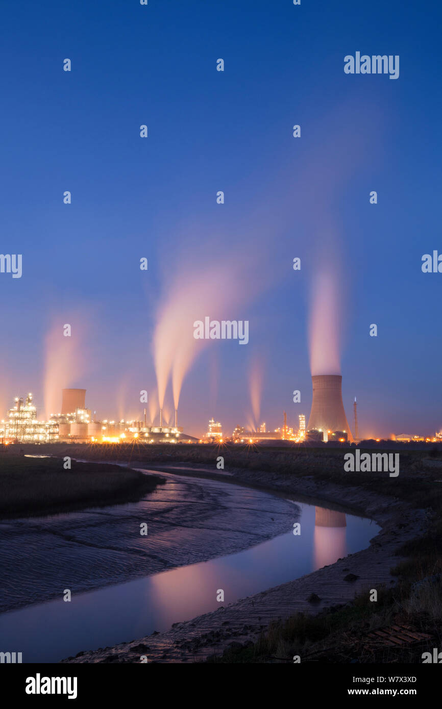 Saltend Chemieanlage in der Dämmerung, Kingston upon Hull, East Yorkshire, England, UK. Stockfoto