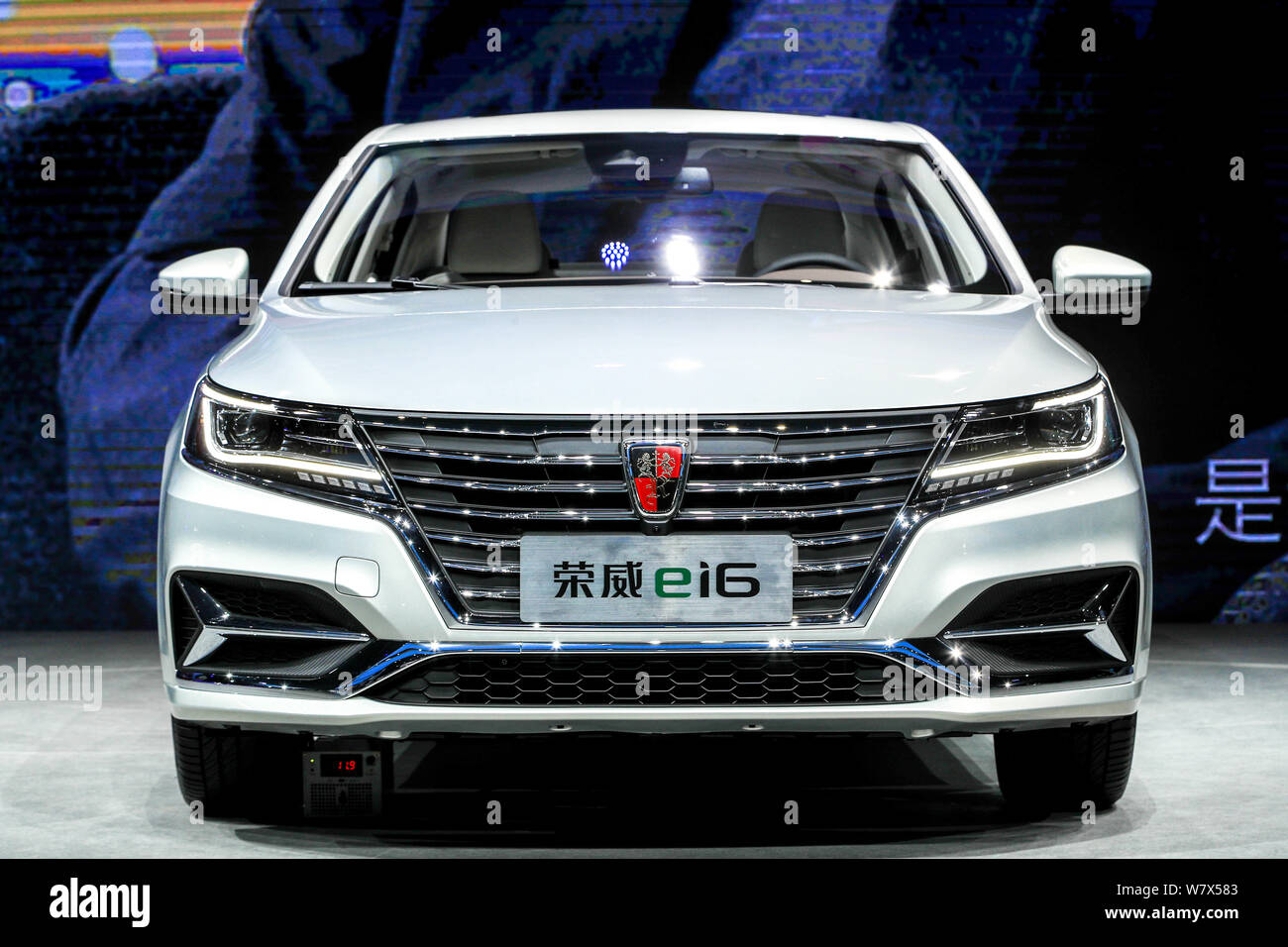 Ein Roewe i6/ei6 der SAIC (Shanghai Automotive Industry Corporation) ist auf dem Display während der 17 Shanghai Internationalen Automobil- Ausstellung, Stockfoto