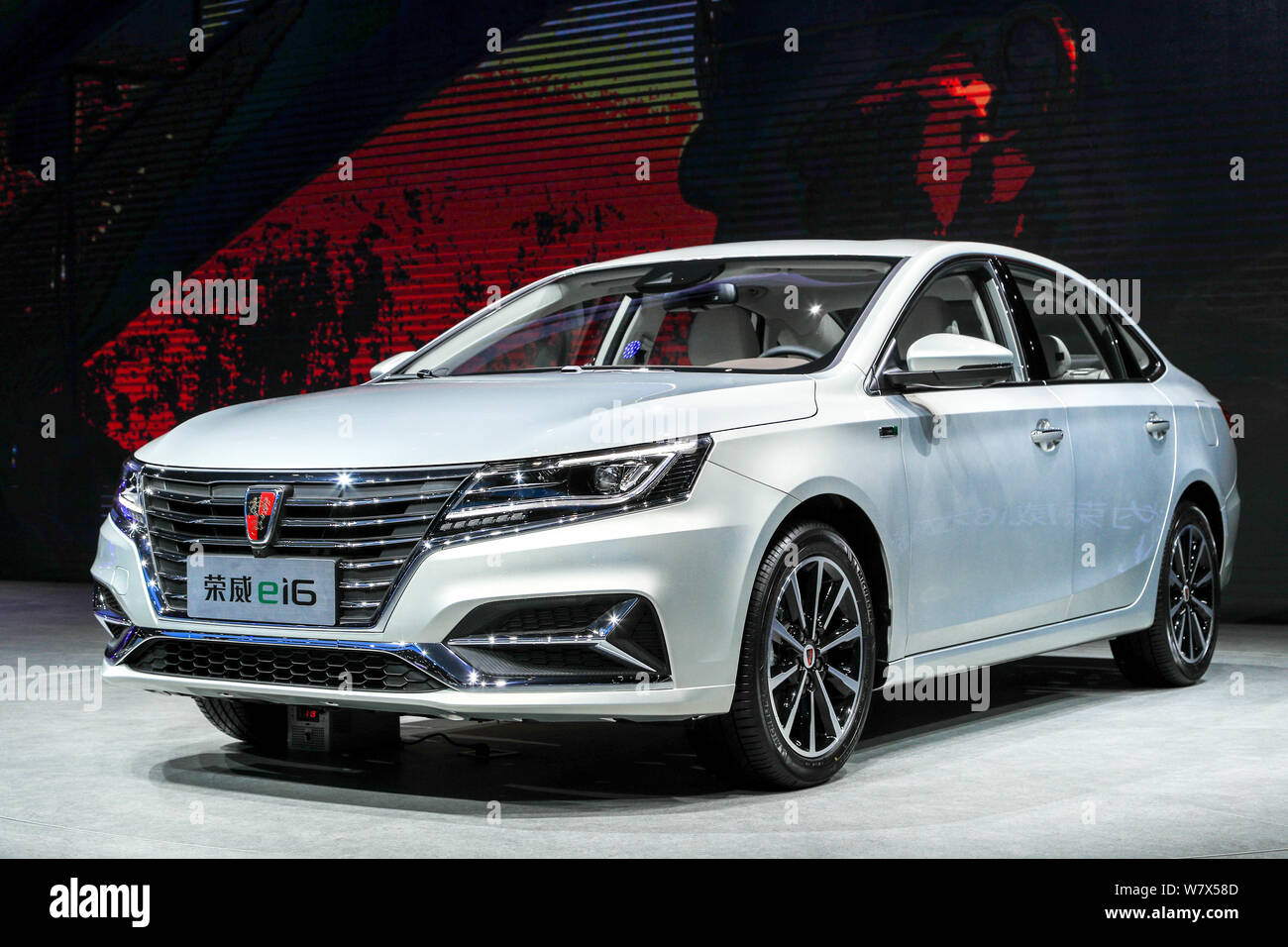 Ein Roewe i6/ei6 der SAIC (Shanghai Automotive Industry Corporation) ist auf dem Display während der 17 Shanghai Internationalen Automobil- Ausstellung, Stockfoto