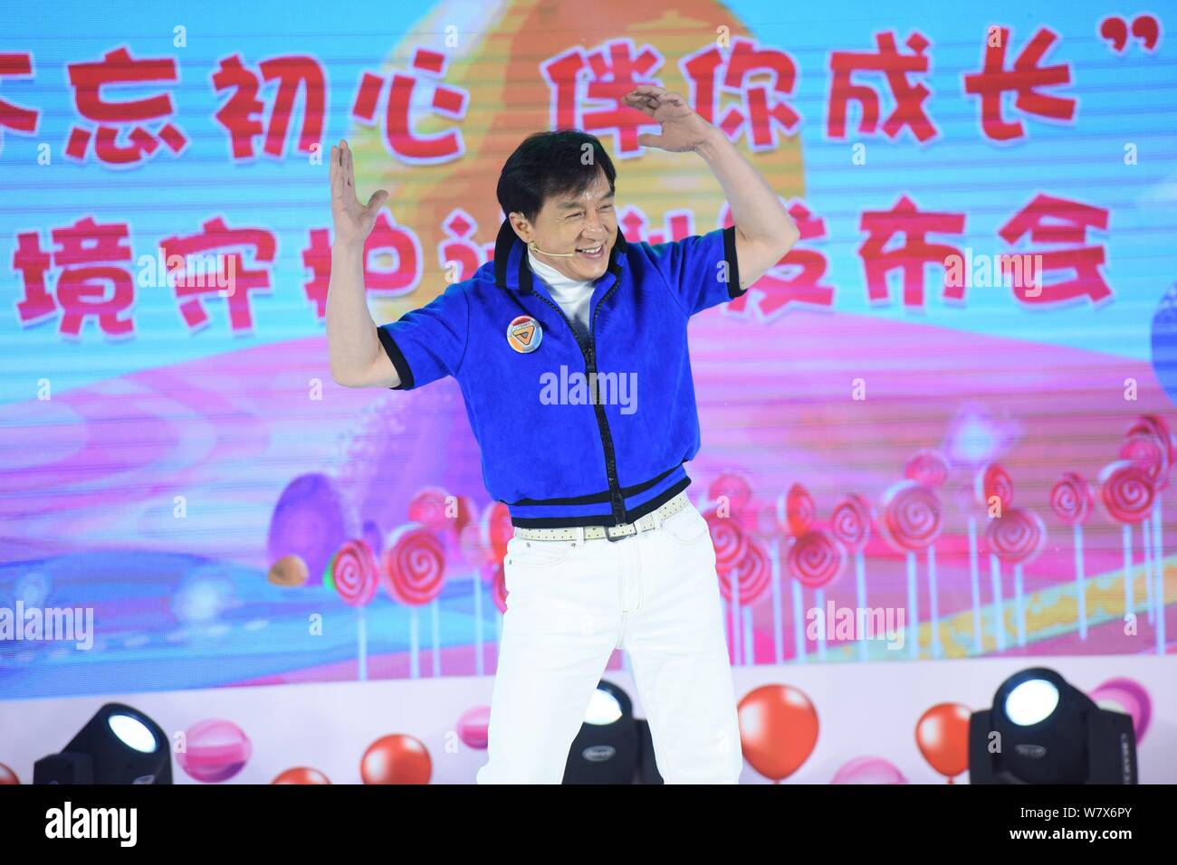 Hong Kong Kung Fu Star Jackie Chan besucht eine Pressekonferenz für neue animierte TV-Serie in Peking, China, 13. April 2017. Stockfoto