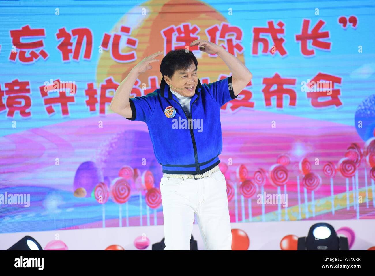 Hong Kong Kung Fu Star Jackie Chan besucht eine Pressekonferenz für neue animierte TV-Serie in Peking, China, 13. April 2017. Stockfoto