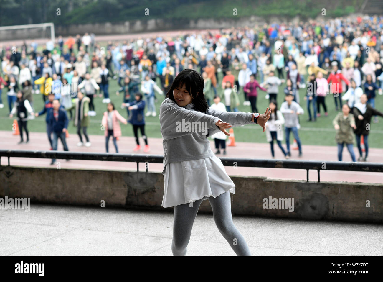 Ein studentischer Vertreter zeigt Street Dance Acts zu anderen Studenten während einer Pause auf dem Spielplatz an der Chongqing Nankai der mittleren Schule in Chong Stockfoto